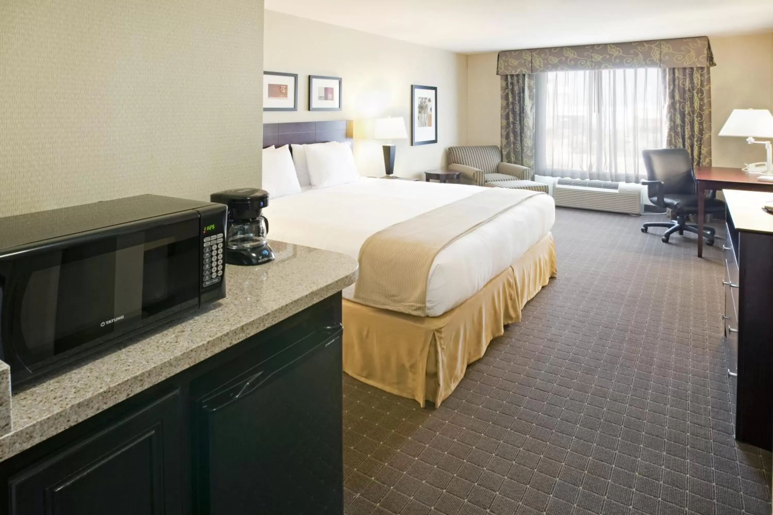 Photo of the whole room, Bed in Holiday Inn Express Hotel & Suites Eagle Pass, an IHG Hotel