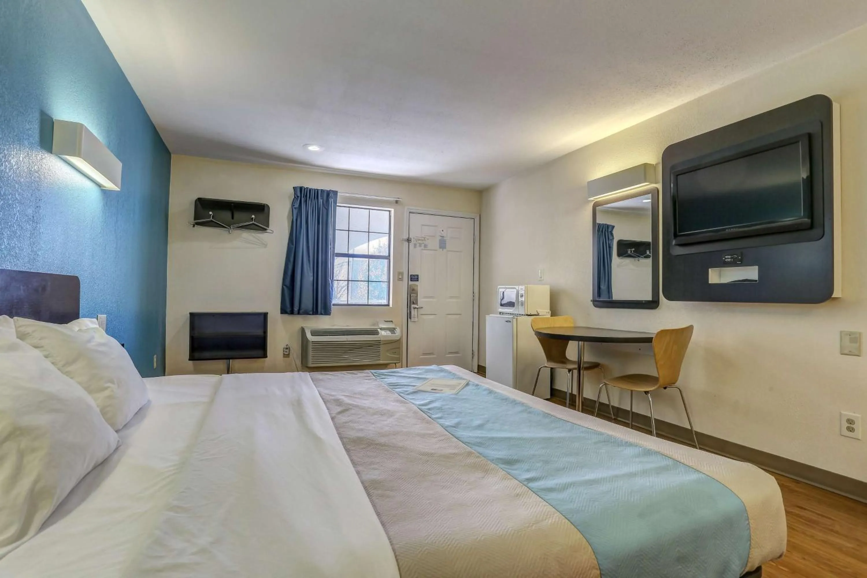 Photo of the whole room, Bed in Motel 6-Dickson, TN