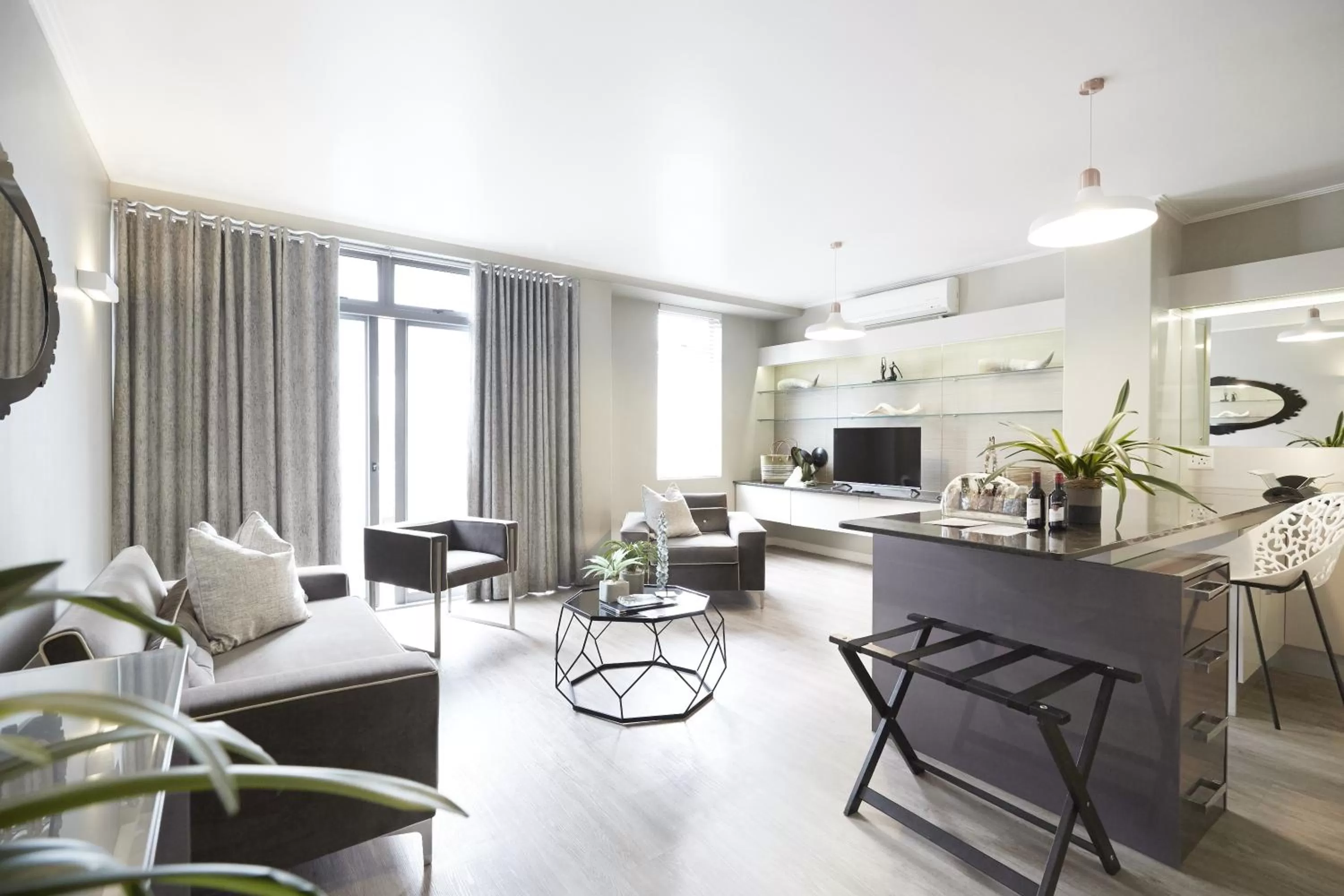 TV and multimedia in The Hyde All Suite Hotel