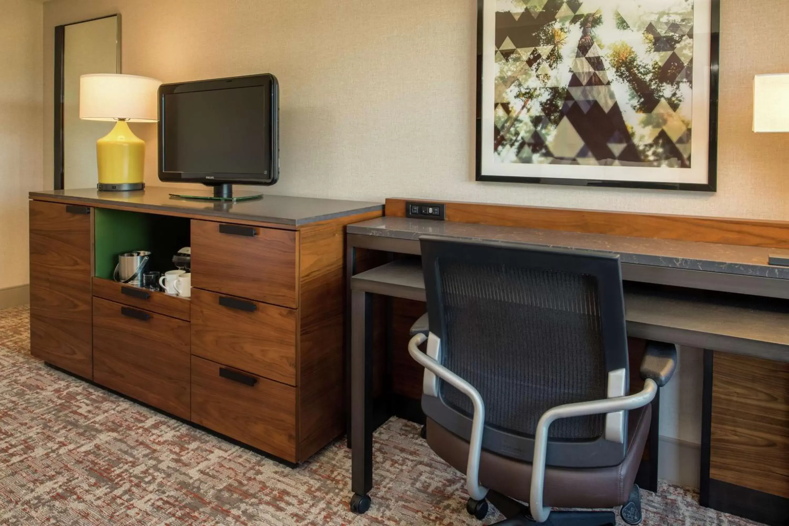 Bedroom, TV/Entertainment Center in DoubleTree by Hilton San Francisco Airport