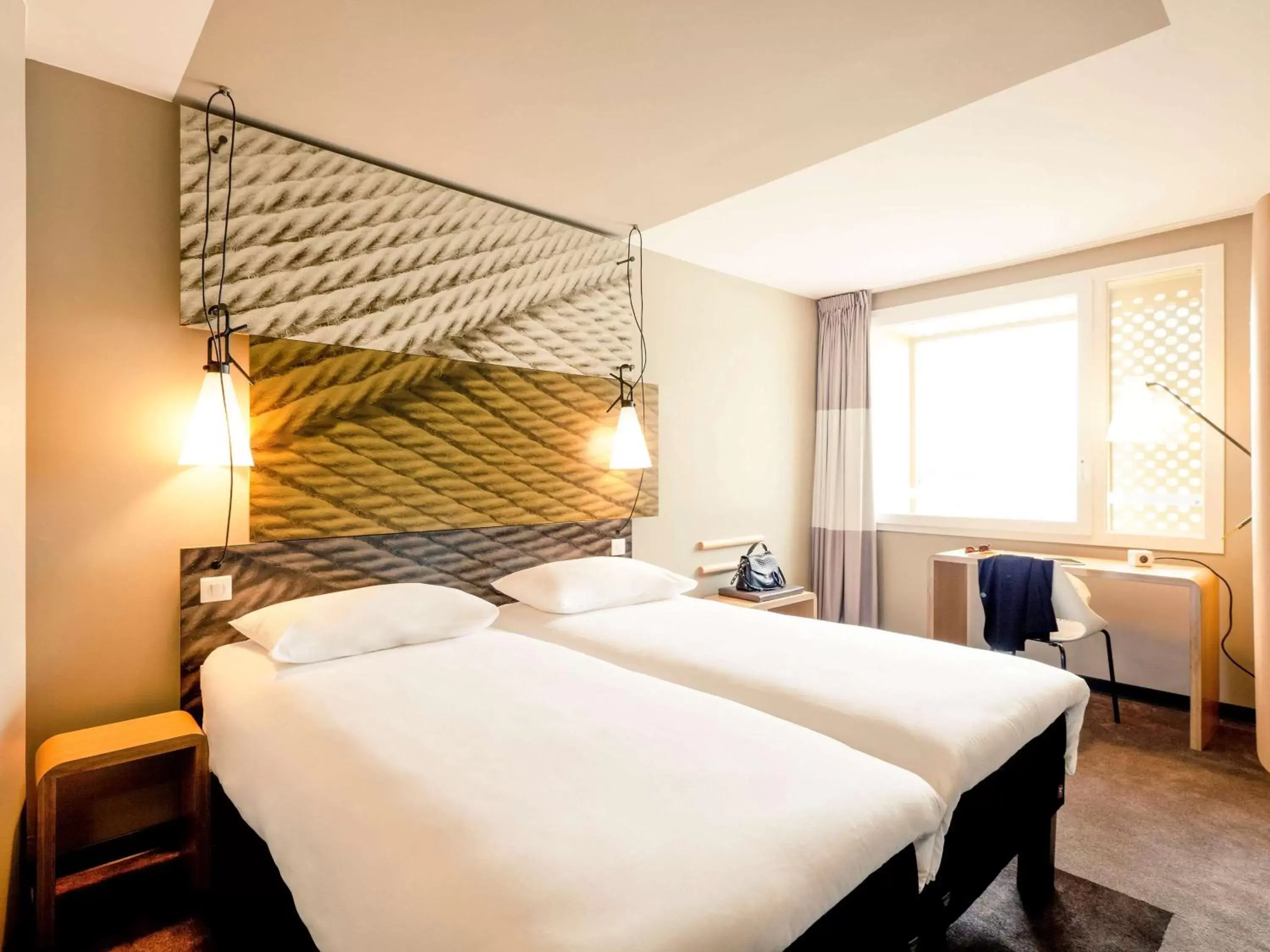 Photo of the whole room, Bed in ibis Lyon Carre De Soie Photo of the whole room, Bed in ibis Lyon Carre De Soie