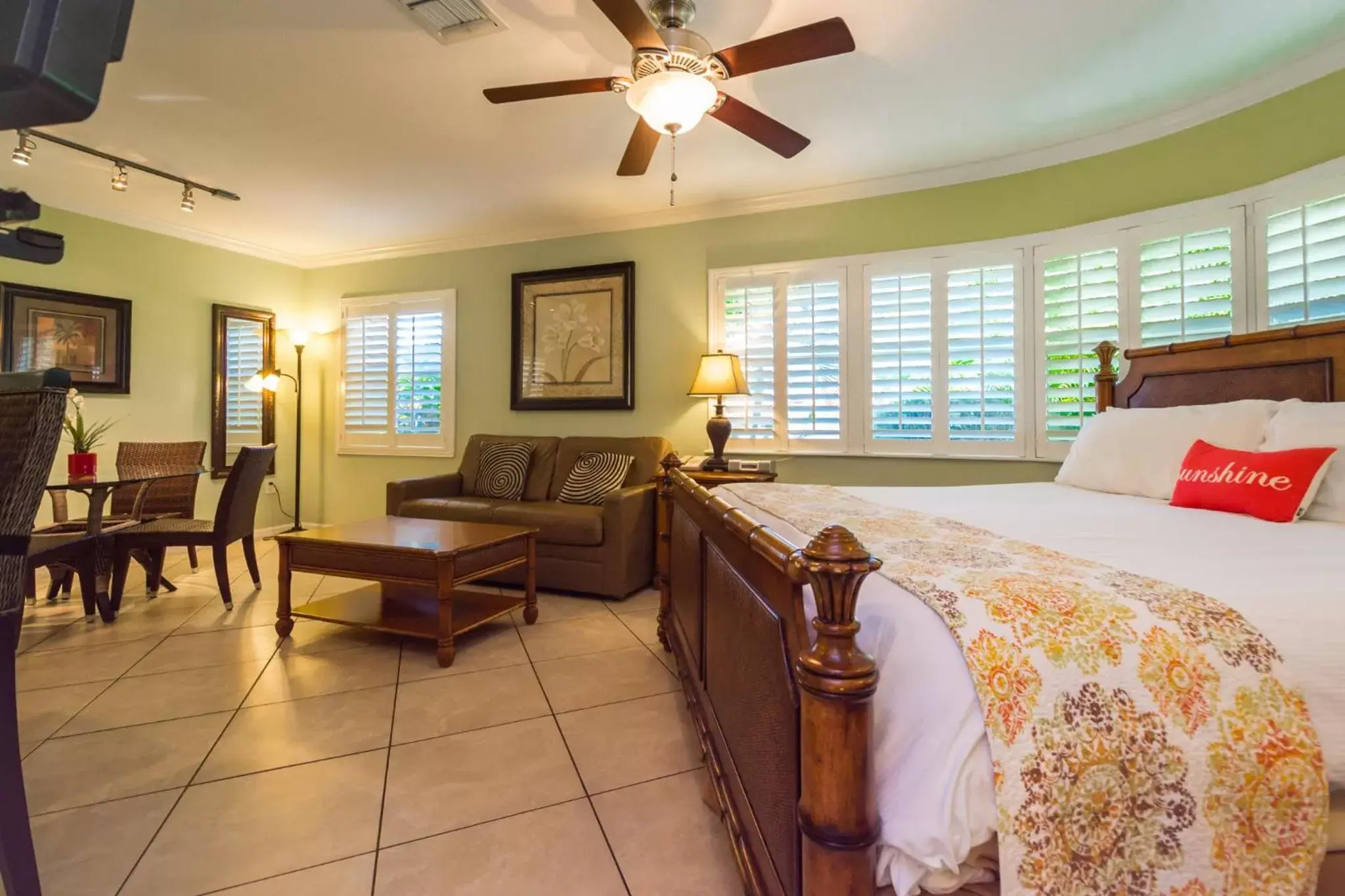 Photo of the whole room, Seating Area in Tropical Beach Resorts - Sarasota