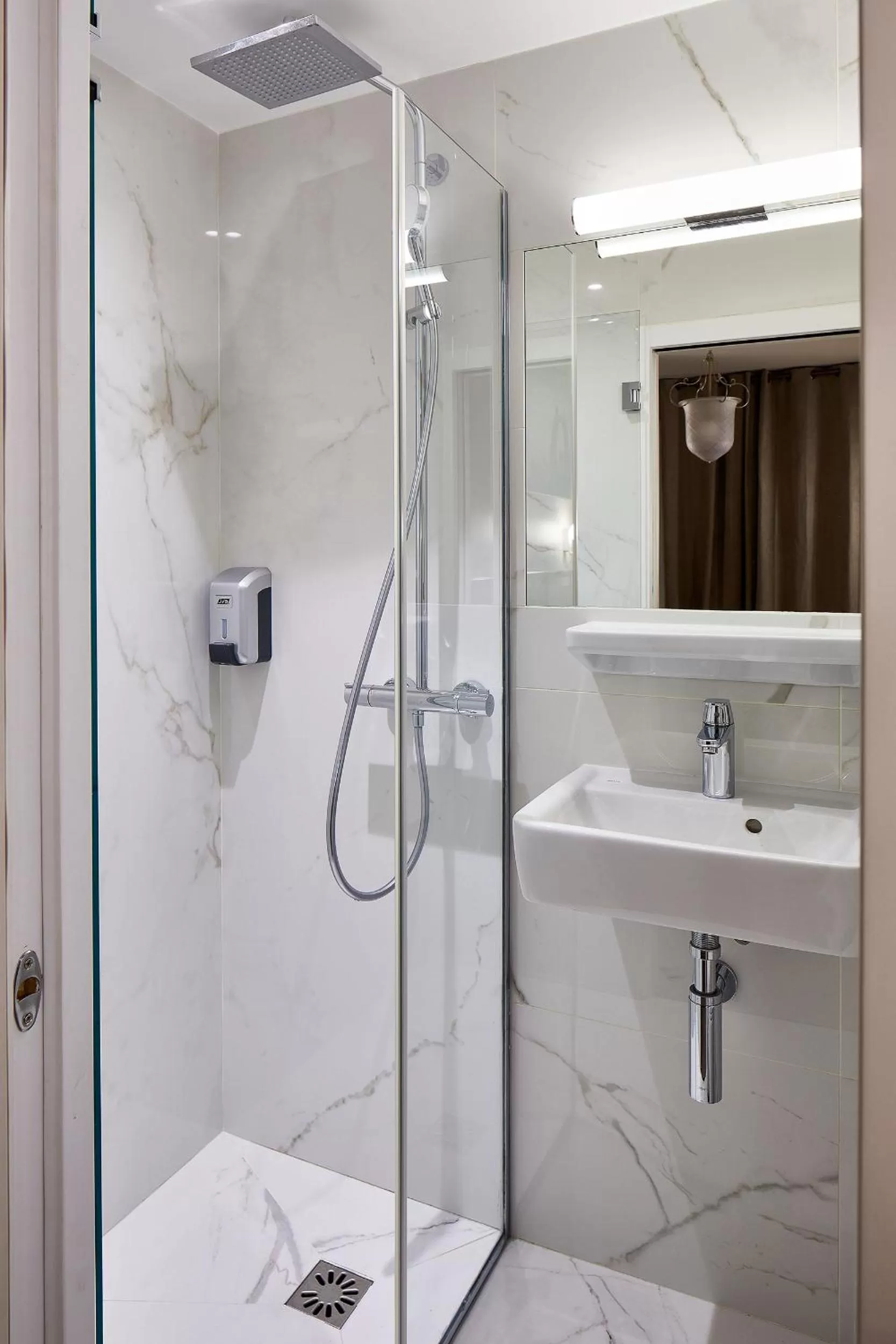 Shower in Hôtel de Roubaix