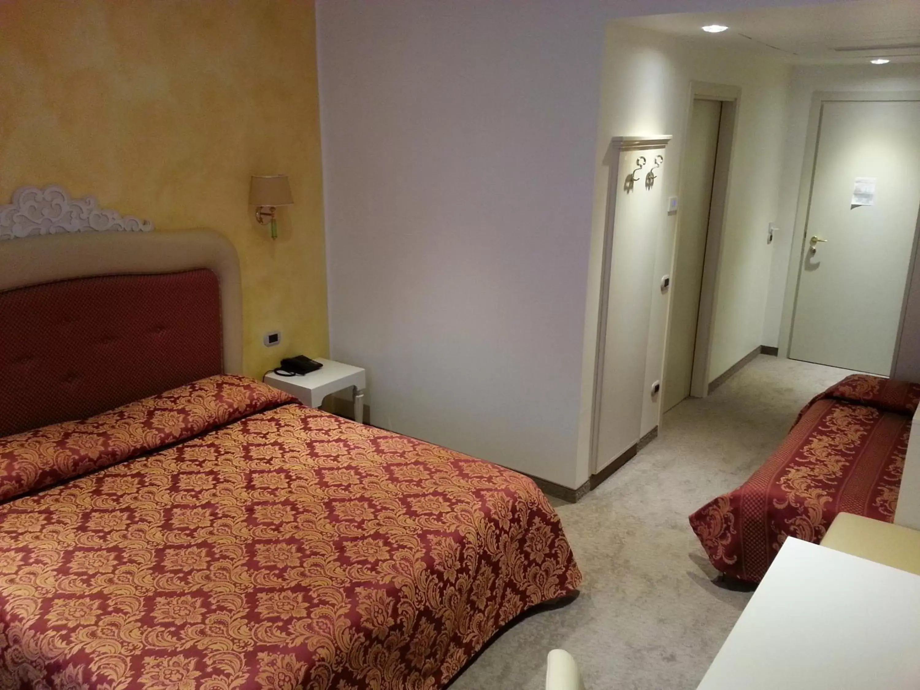 Photo of the whole room, Bed in Palace Hotel "La CONCHIGLIA D' ORO"