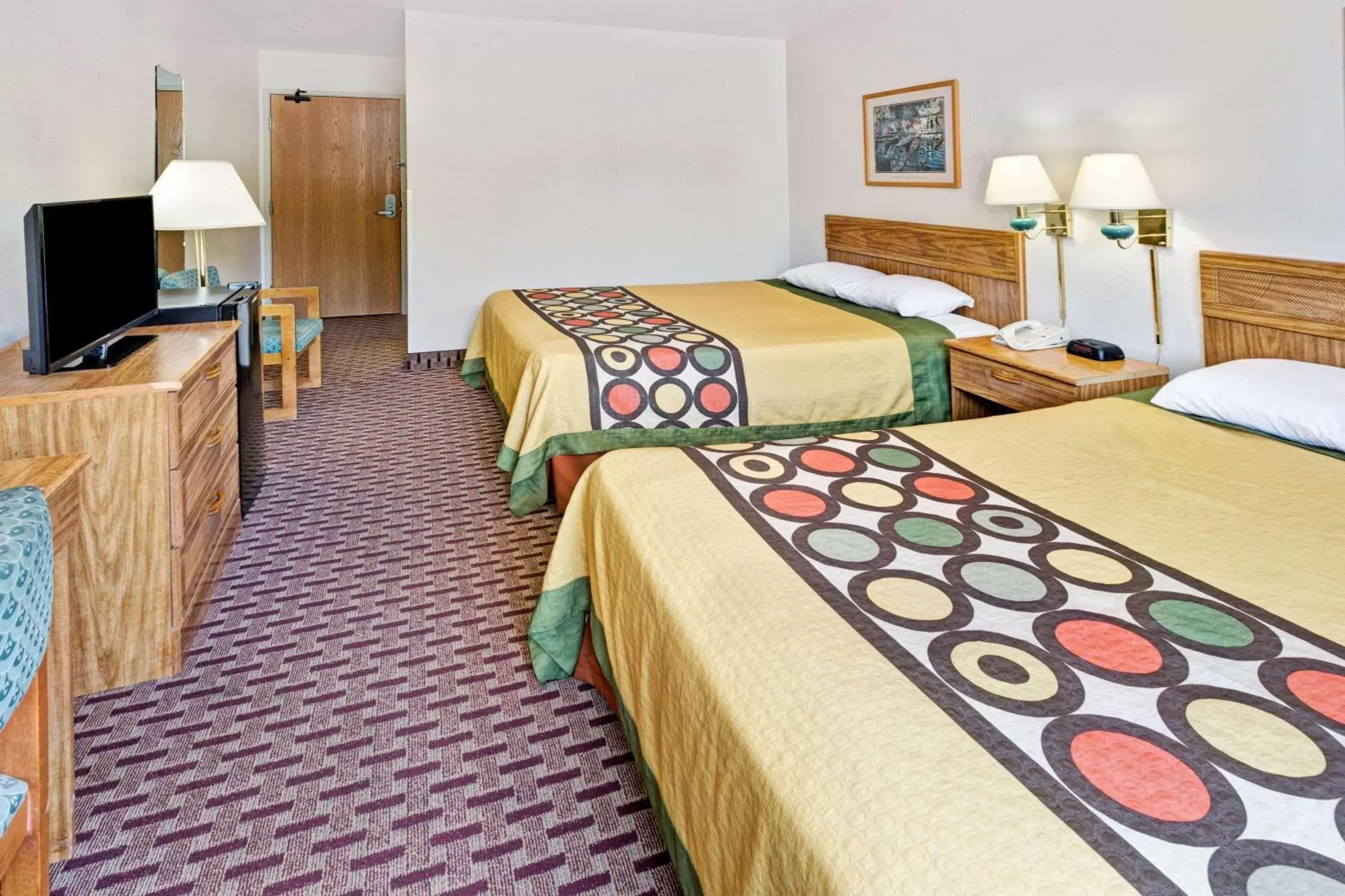 Photo of the whole room, Bed in Super 8 by Wyndham Canonsburg/Pittsburgh Area Photo of the whole room, Bed in Super 8 by Wyndham Canonsburg/Pittsburgh Area