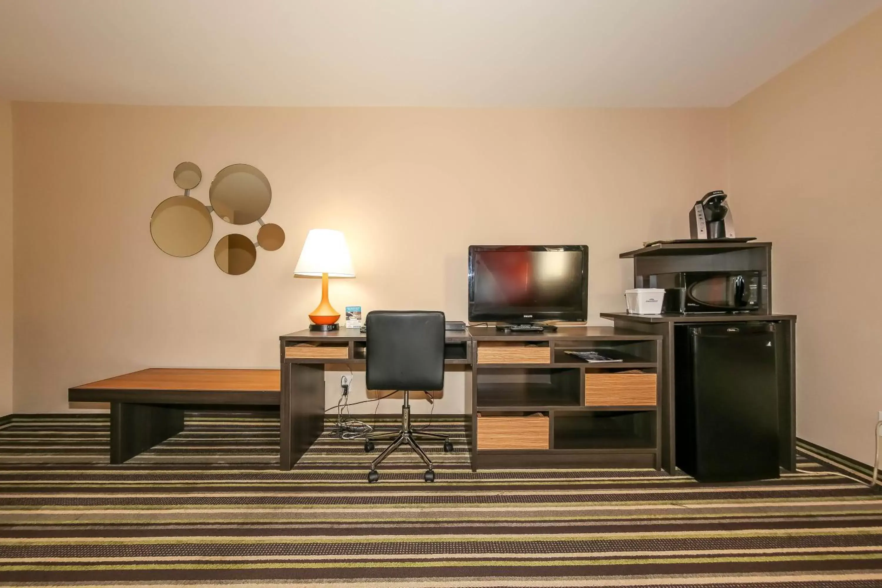 TV and multimedia, TV/Entertainment Center in Howard Johnson by Wyndham Winnipeg West