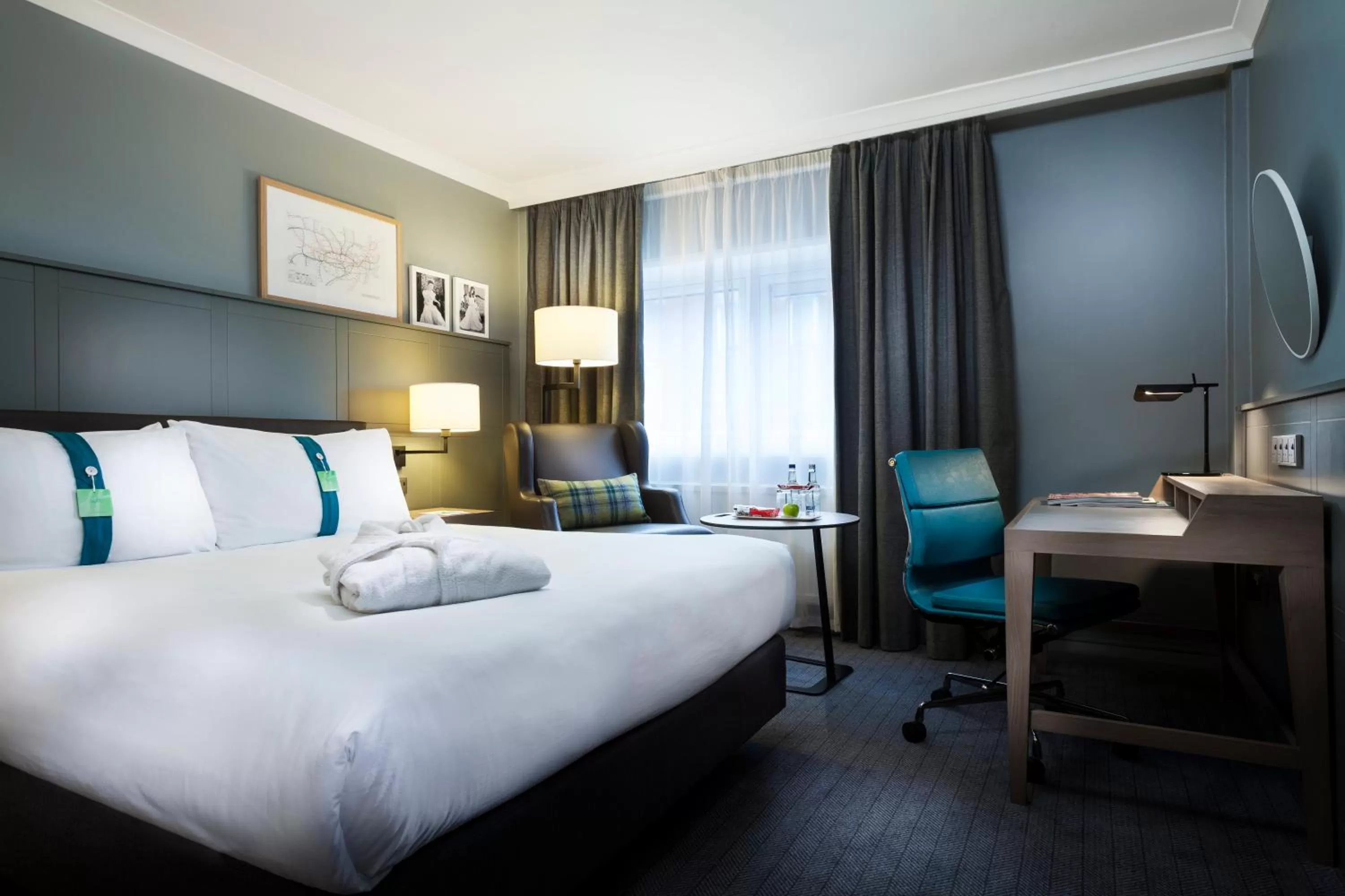 Photo of the whole room, Bed in Holiday Inn London - Regent's Park by IHG