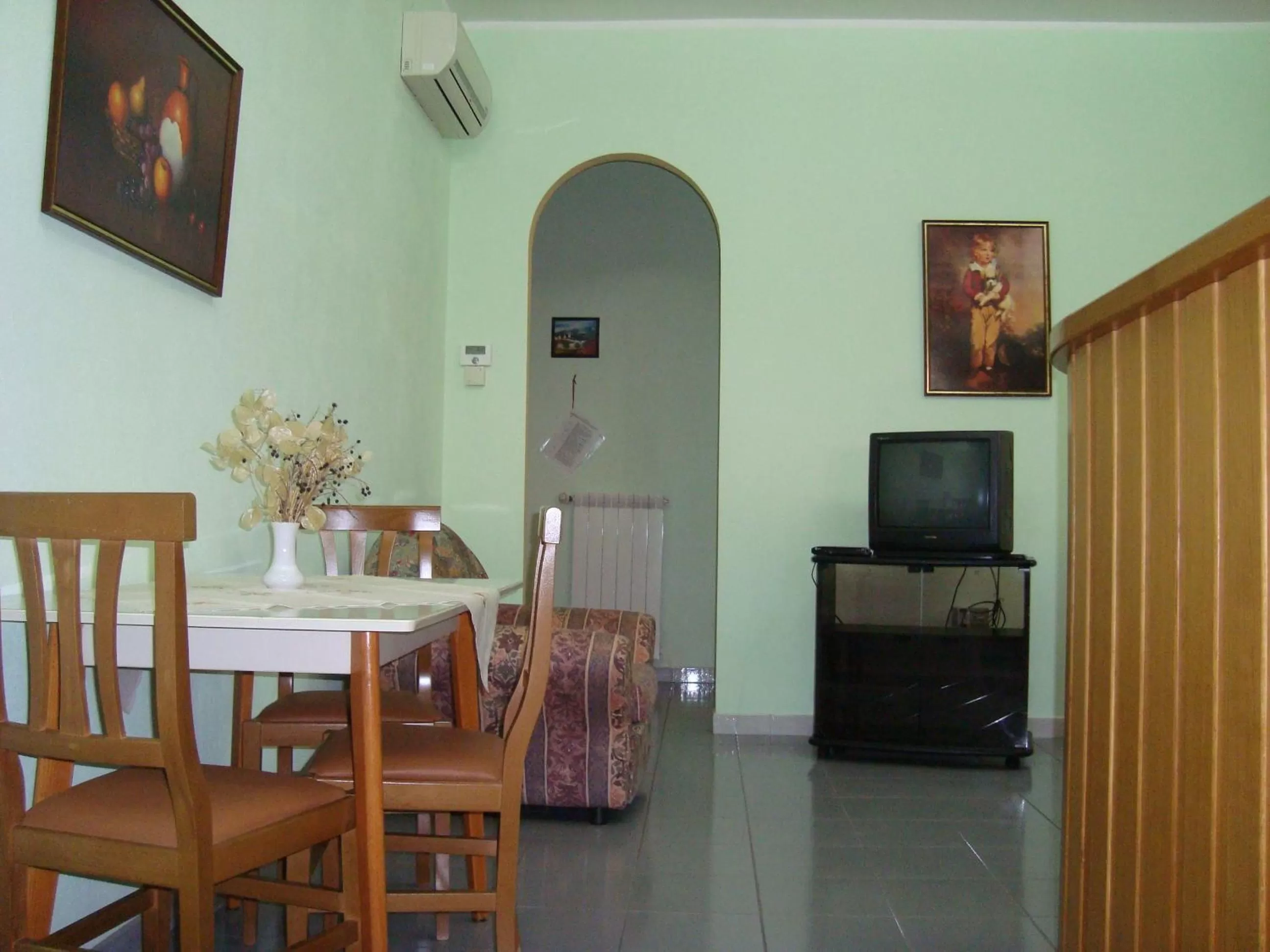 Restaurant/places to eat, TV/Entertainment Center in B&B Esperança