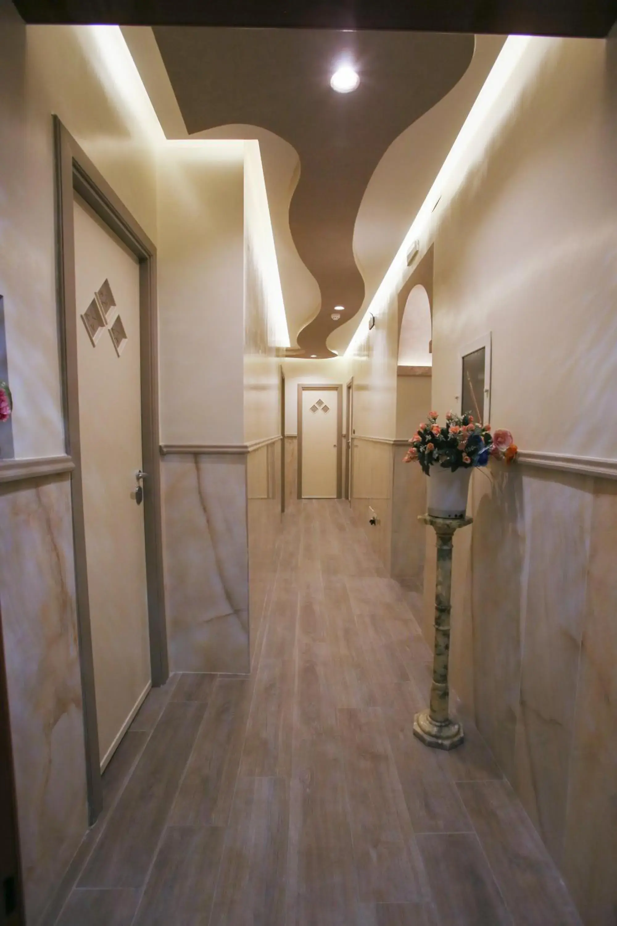 Facade/entrance, Bathroom in Hotel Iris