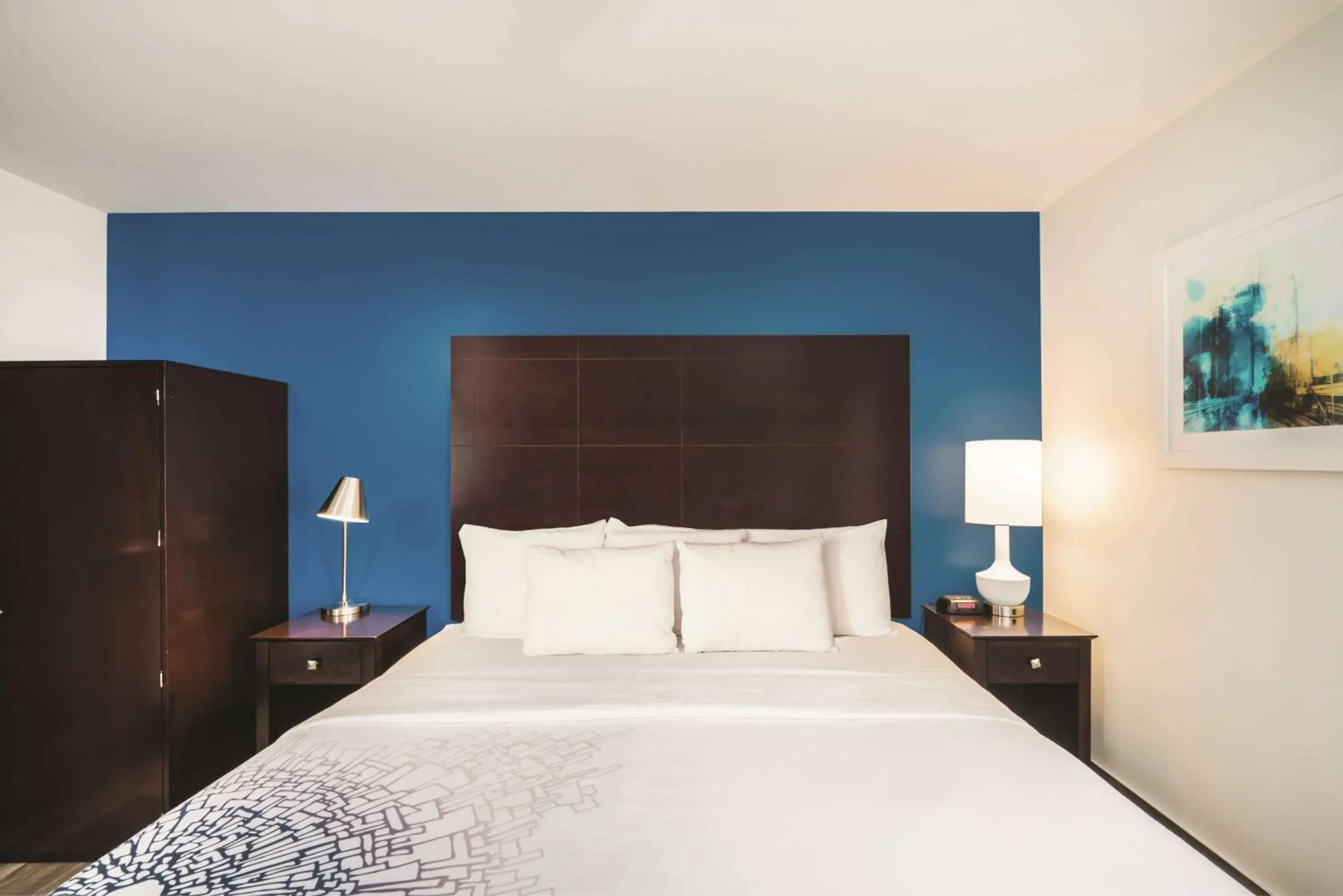 Photo of the whole room, Bed in La Quinta by Wyndham Brooklyn Downtown Photo of the whole room, Bed in La Quinta by Wyndham Brooklyn Downtown