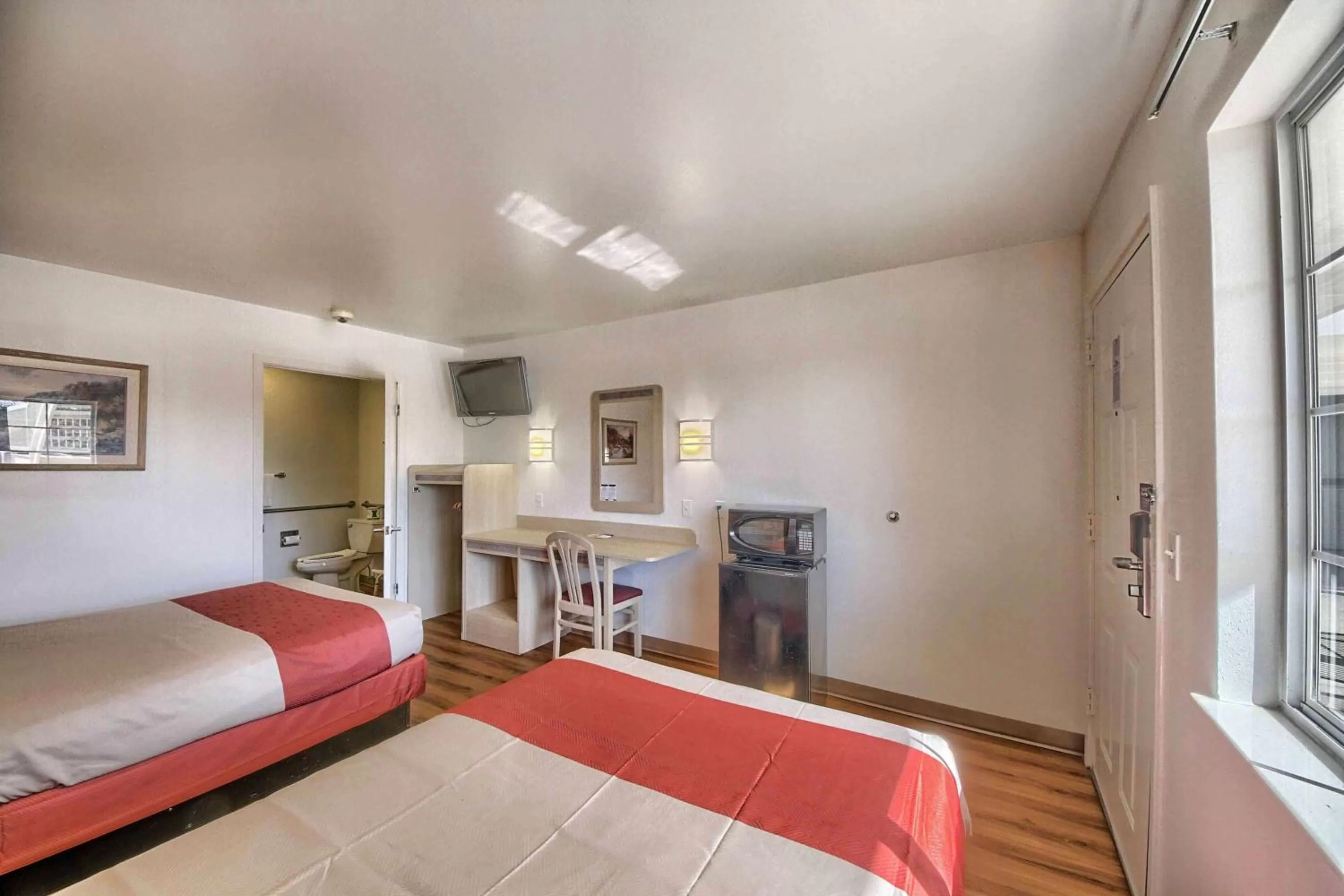 Photo of the whole room, Bed in Motel 6-Kerrville, TX