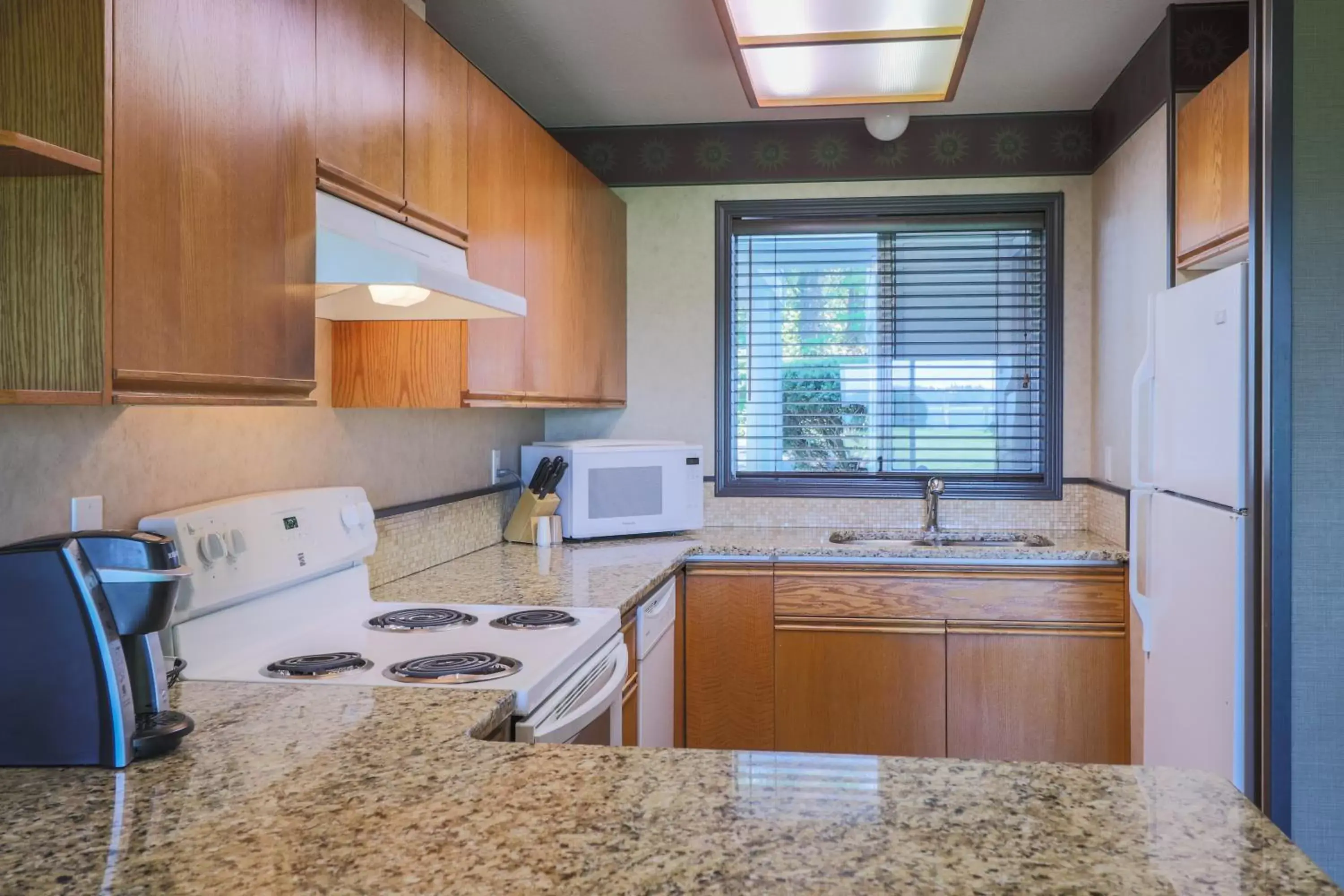 Kitchen or kitchenette, Kitchen/Kitchenette in Pacific Shores Resort & Spa