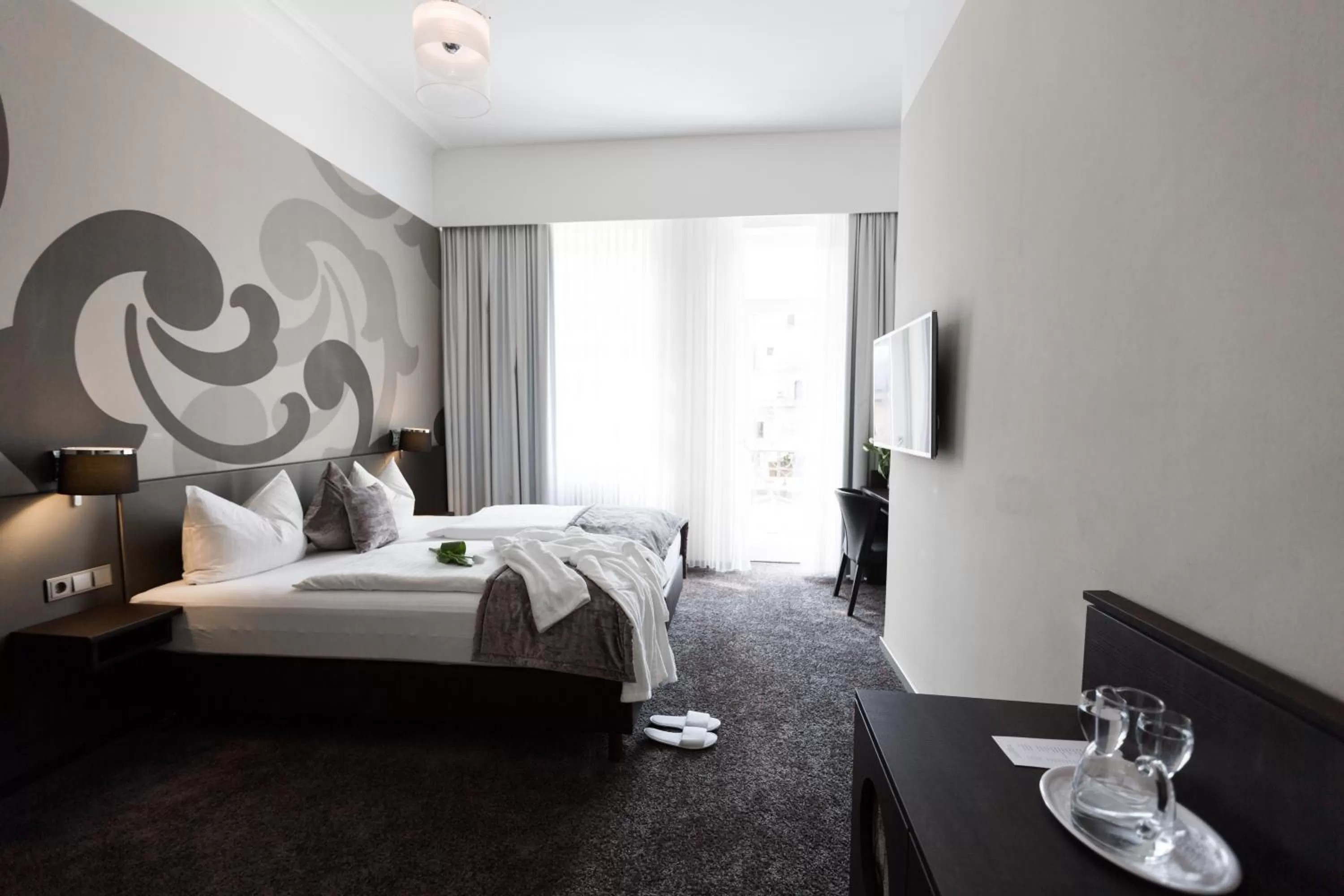 Seating area, Bed in Hotel SONATA