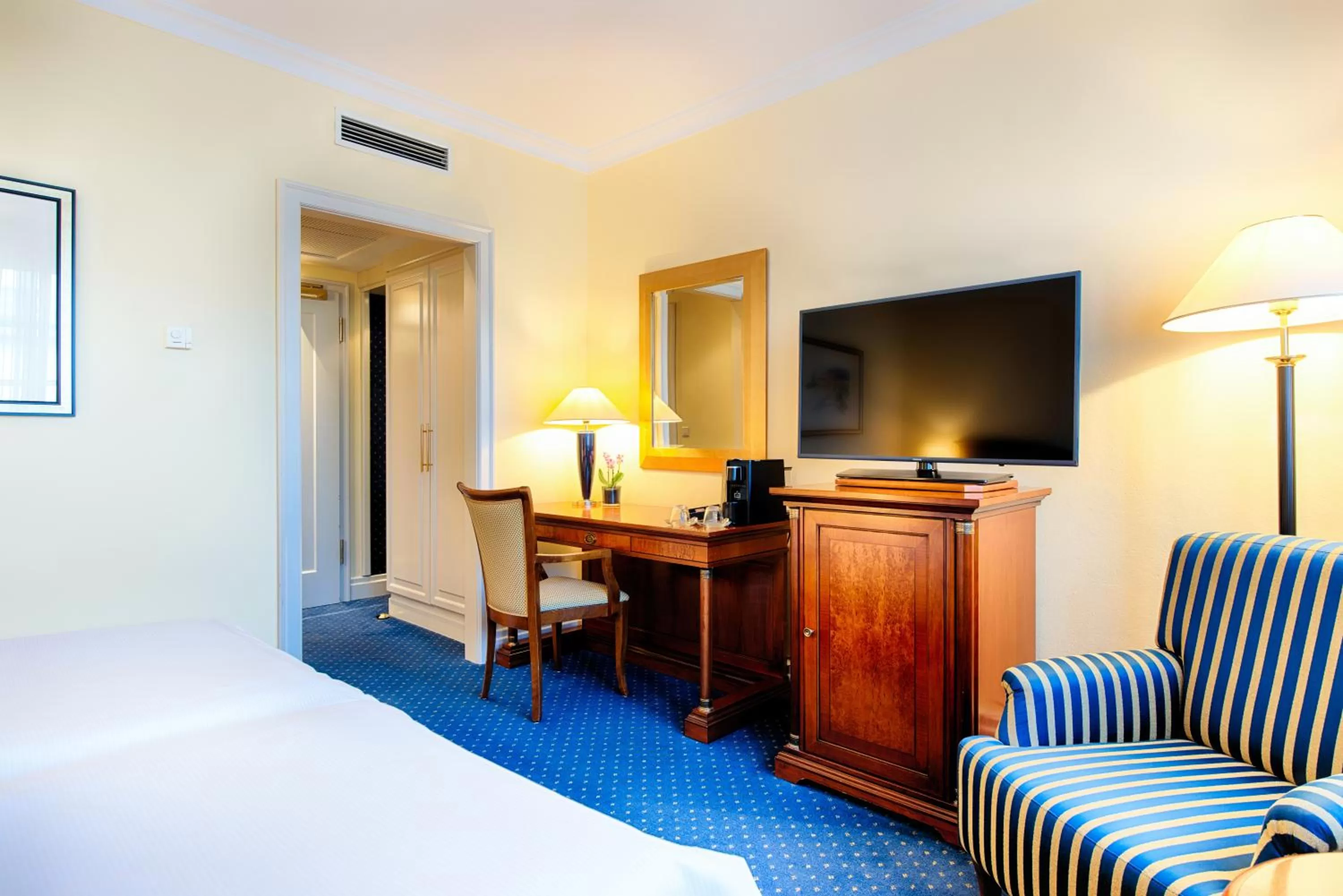 Seating area, Bed in Hotel Villa Geyerswörth