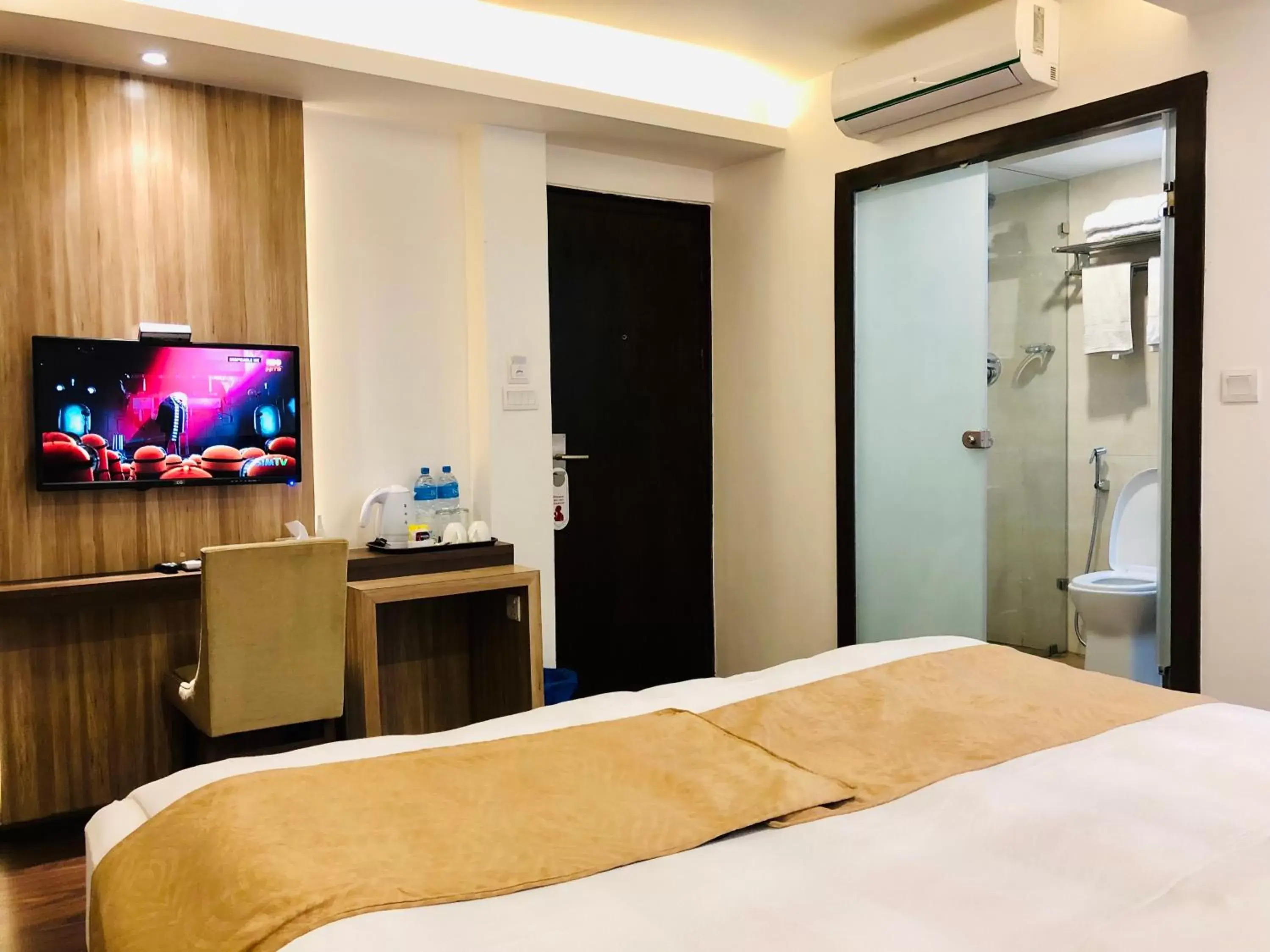 Bedroom, TV/Entertainment Center in The Milestone Hotel