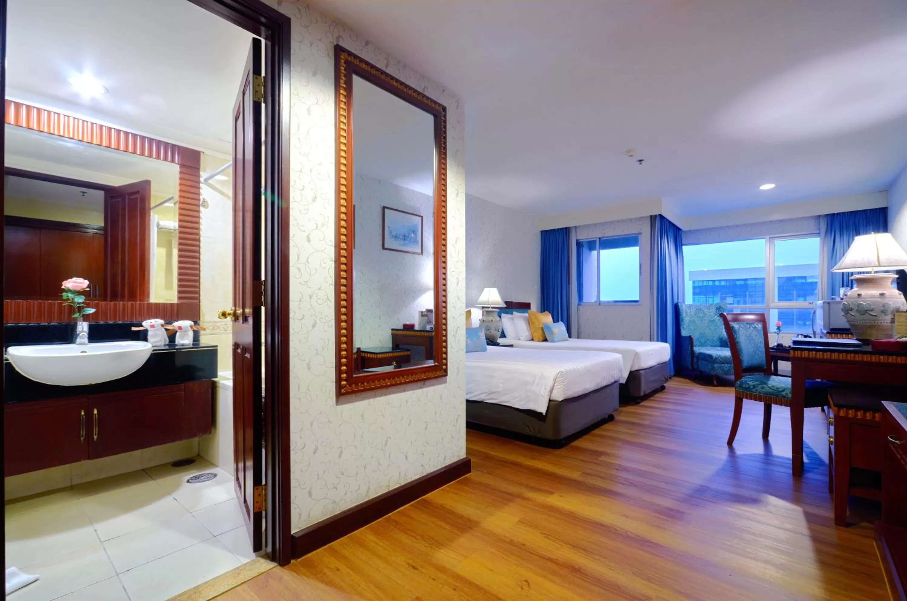 Bathroom, Bed in Prince Palace Hotel Bangkok