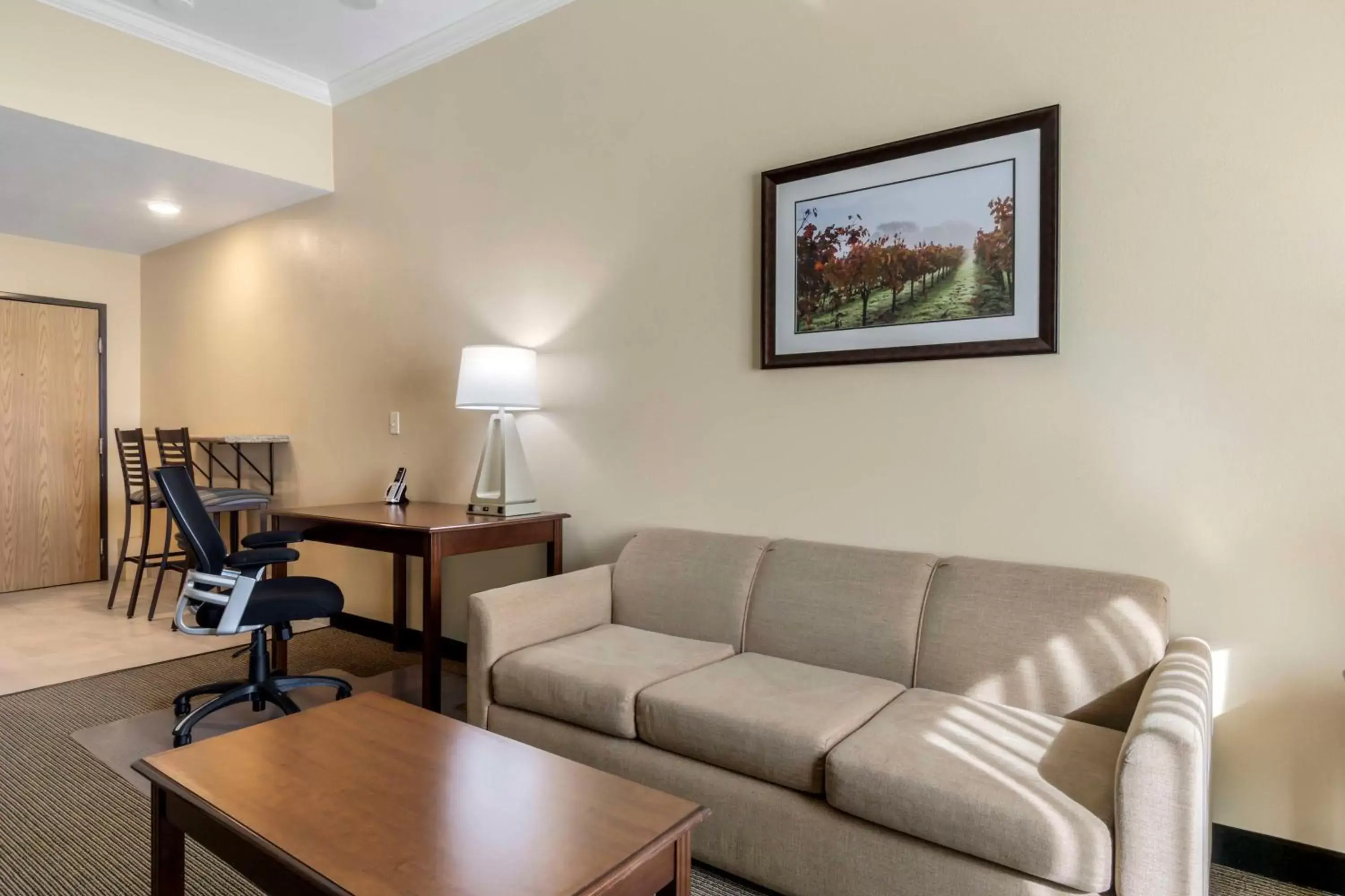 Bedroom, Seating Area in Best Western Plus Grapevine Inn