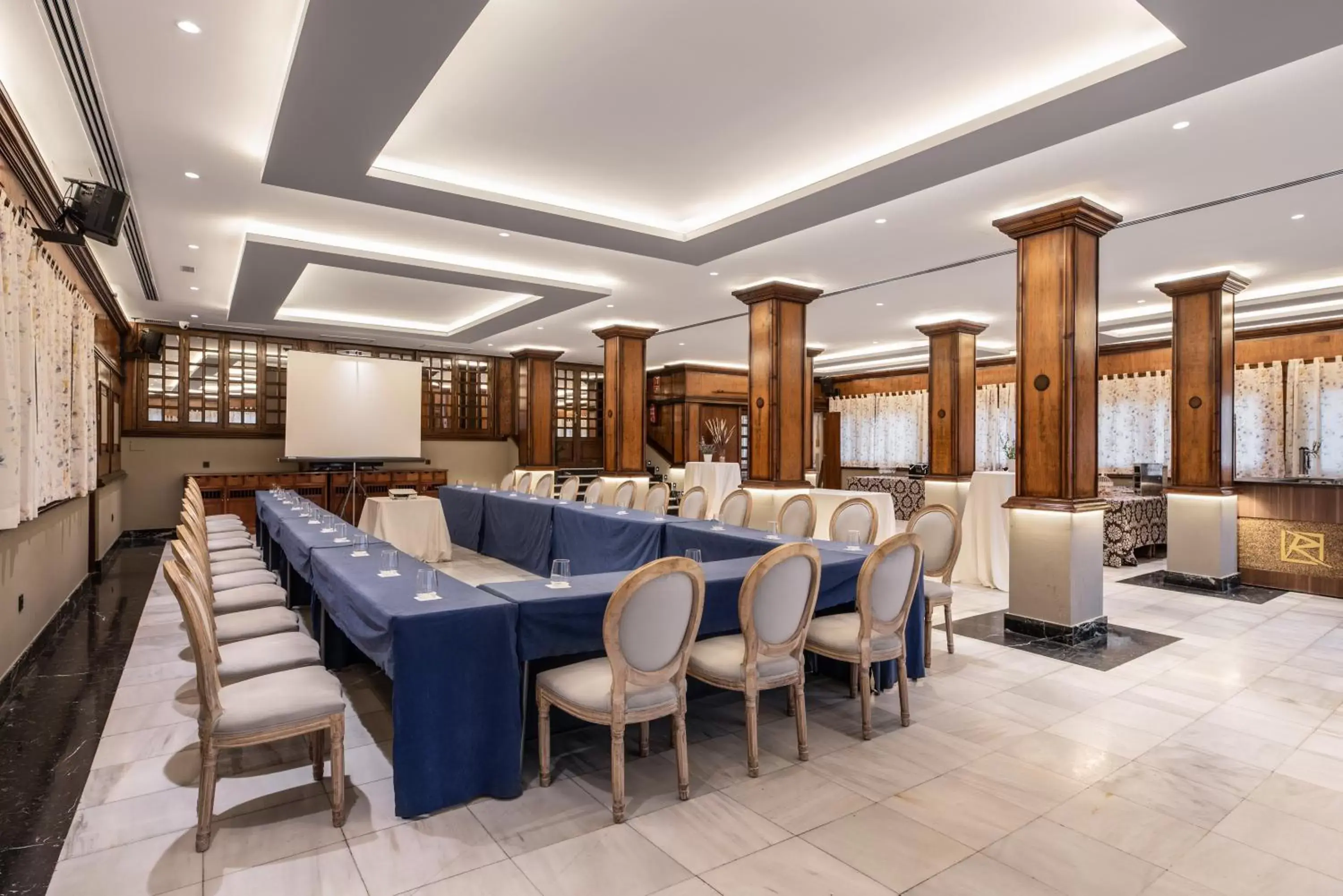 Meeting/conference room, Restaurant/Places to Eat in Hotel Rio Badajoz