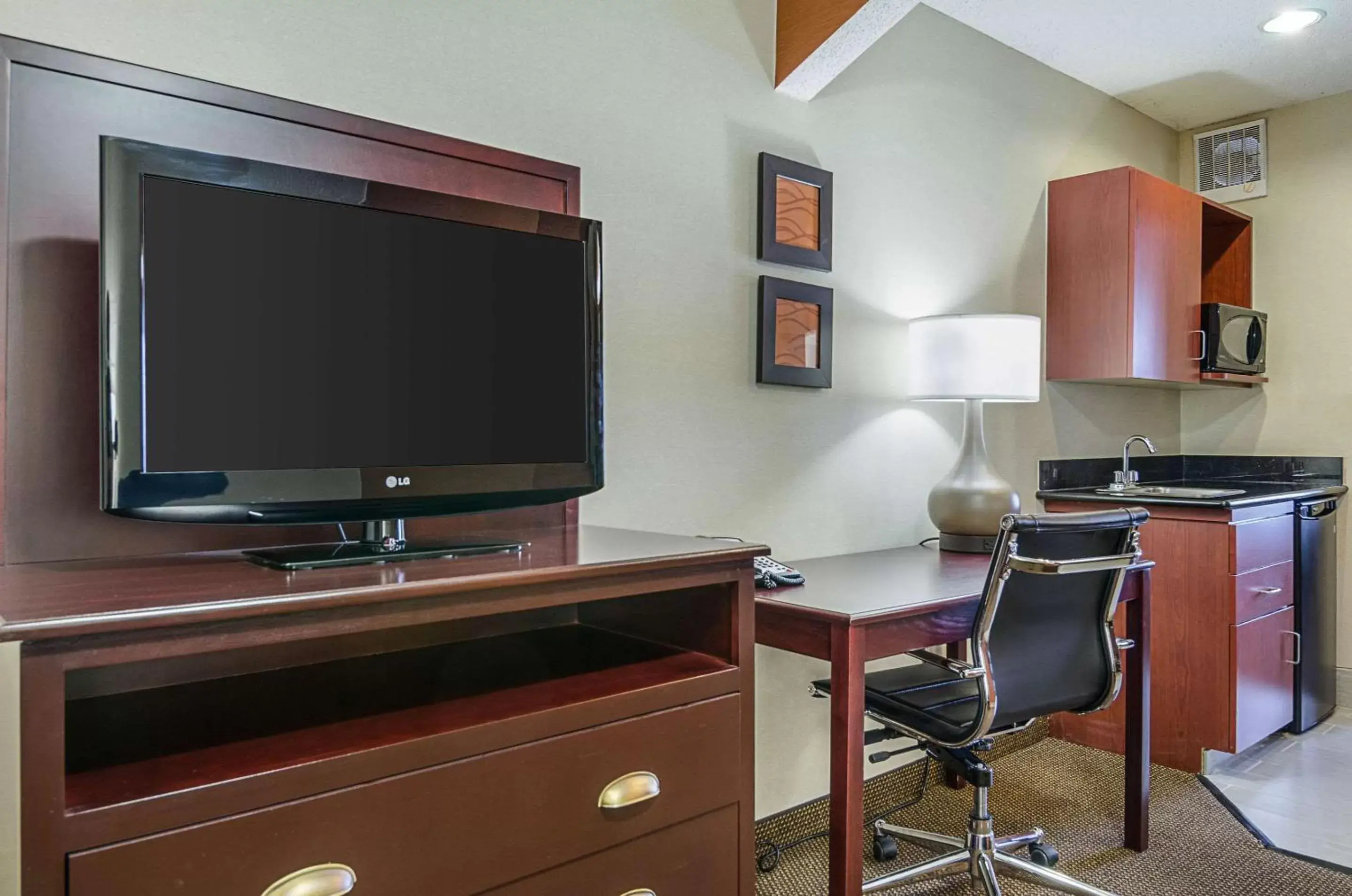 Bedroom, TV/Entertainment Center in Comfort Inn & Suites