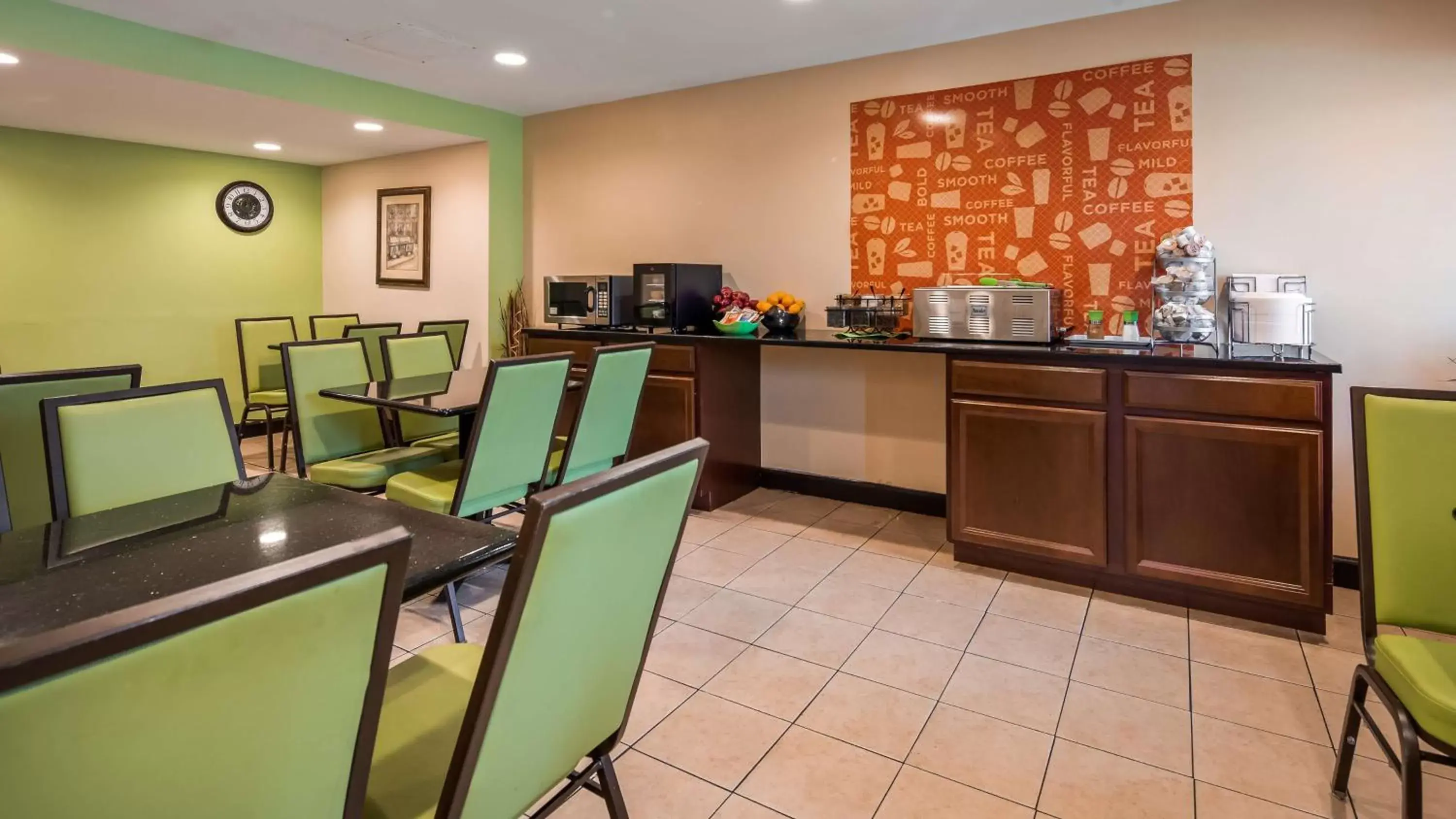 Restaurant/places to eat in SureStay Hotel by Best Western East Brunswick