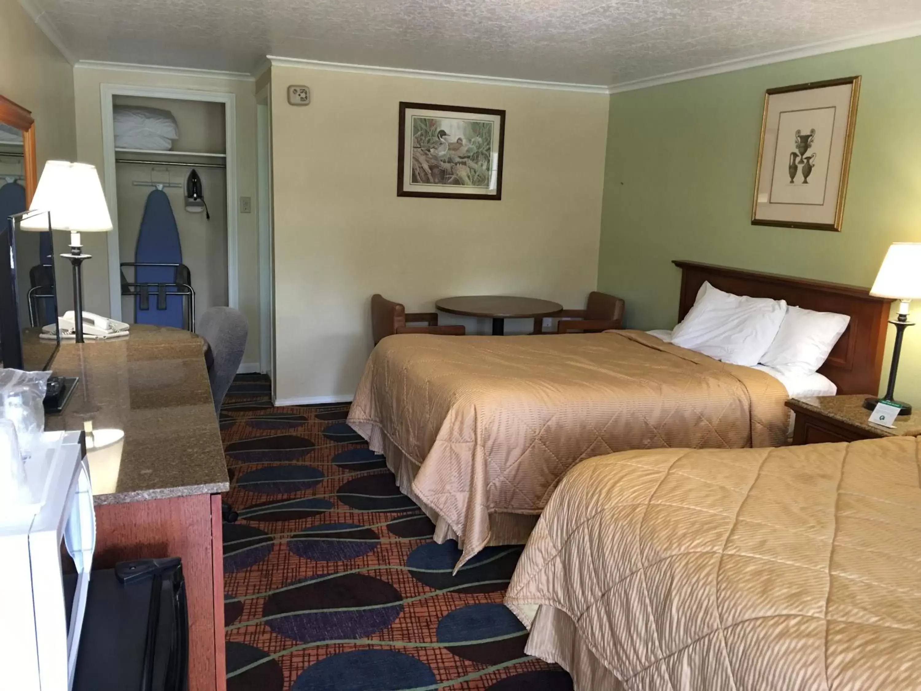 Photo of the whole room, Bed in colony motel Jamestown