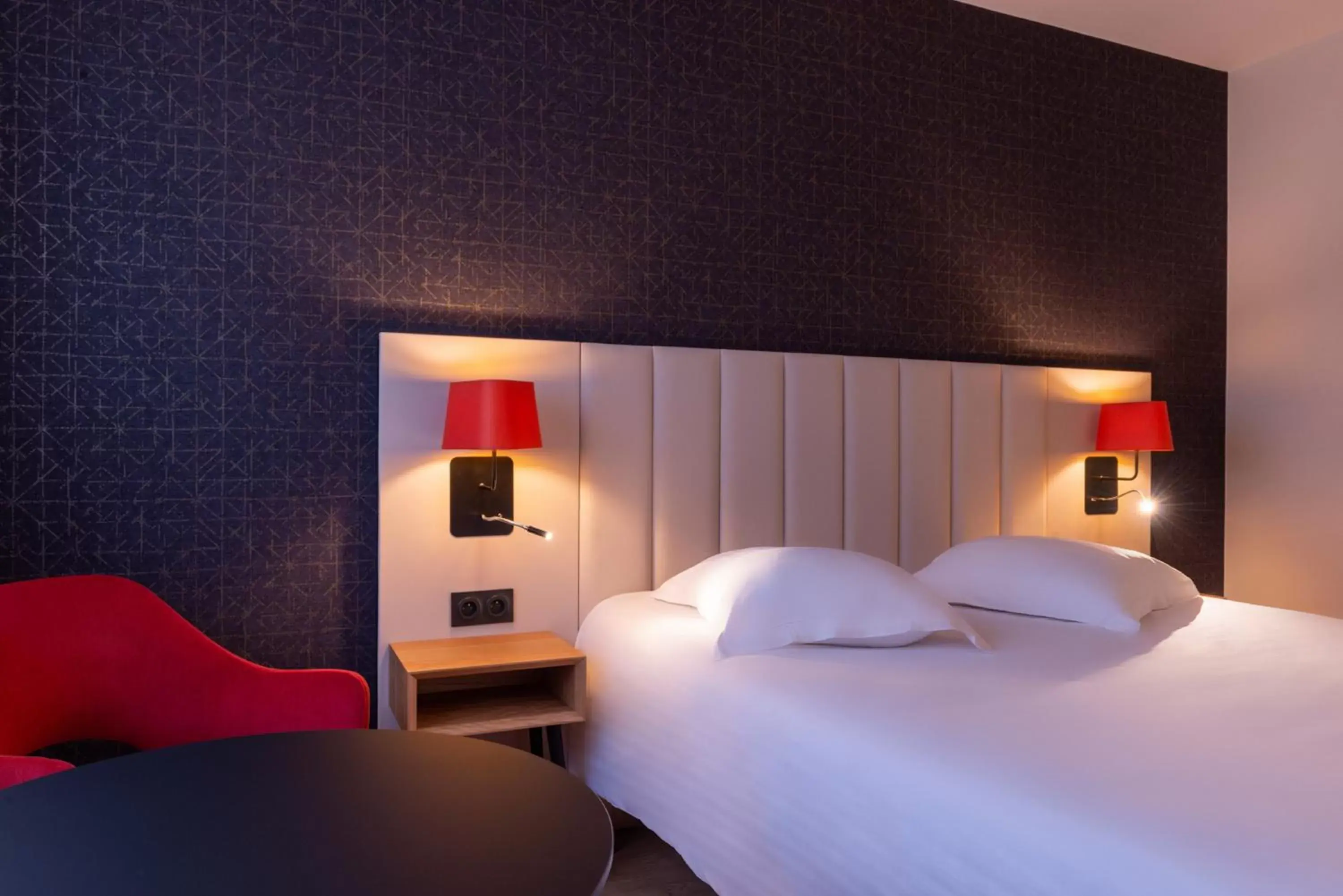 Bedroom, Bed in L'Amirauté Brest Bedroom, Bed in L'Amirauté Brest