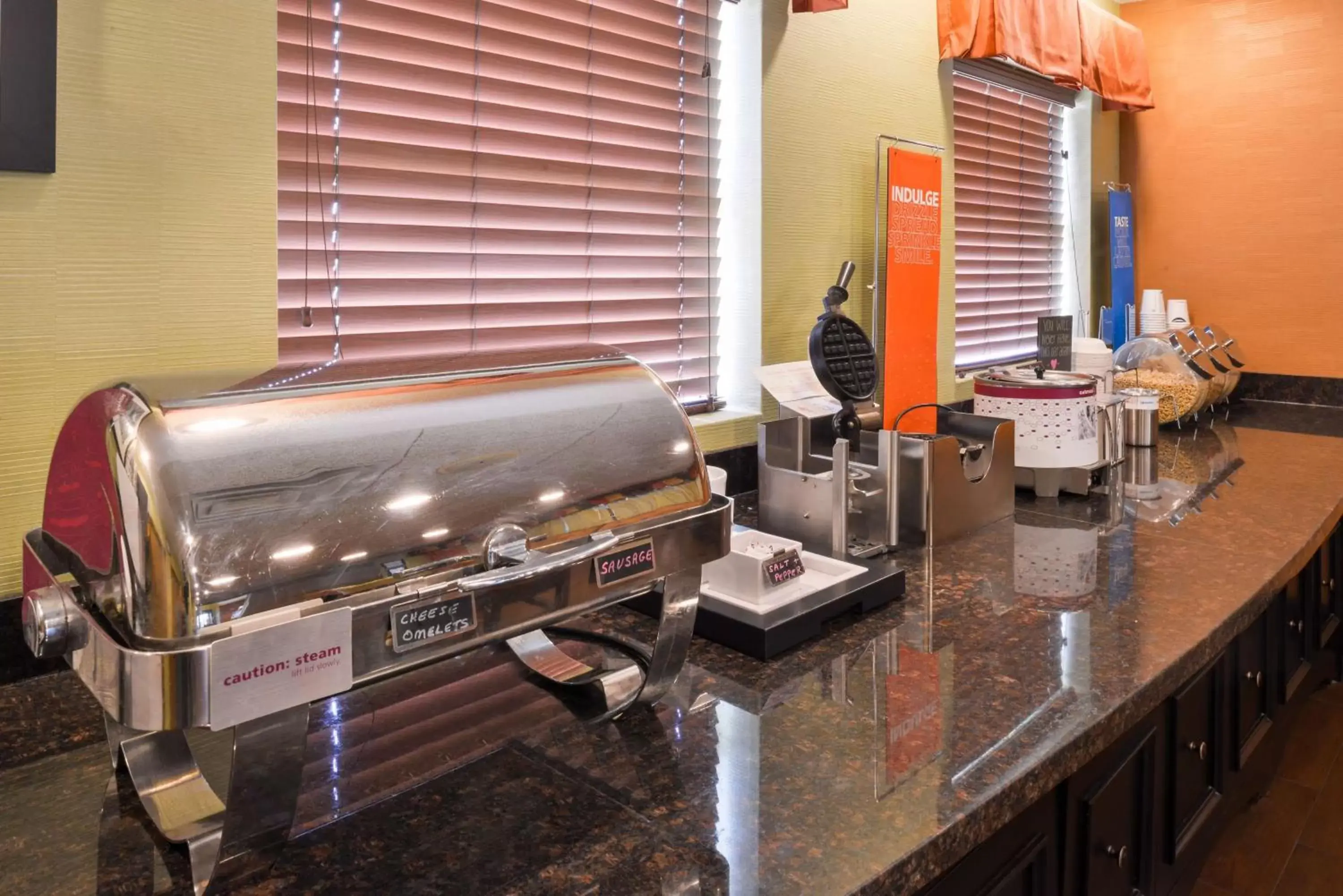 Dining area, Kitchen/Kitchenette in Hampton Inn Elkhart