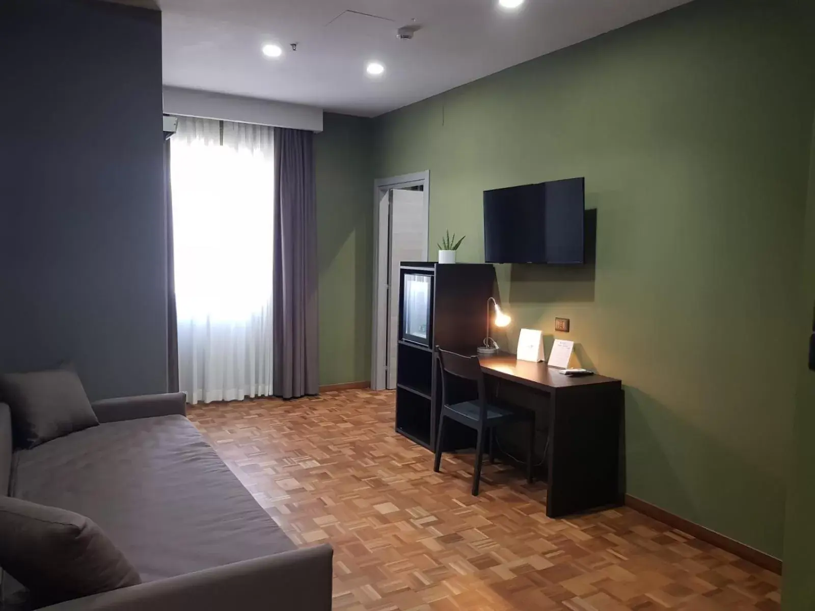 Bedroom, TV/Entertainment Center in Hotel Europa Art Caserta