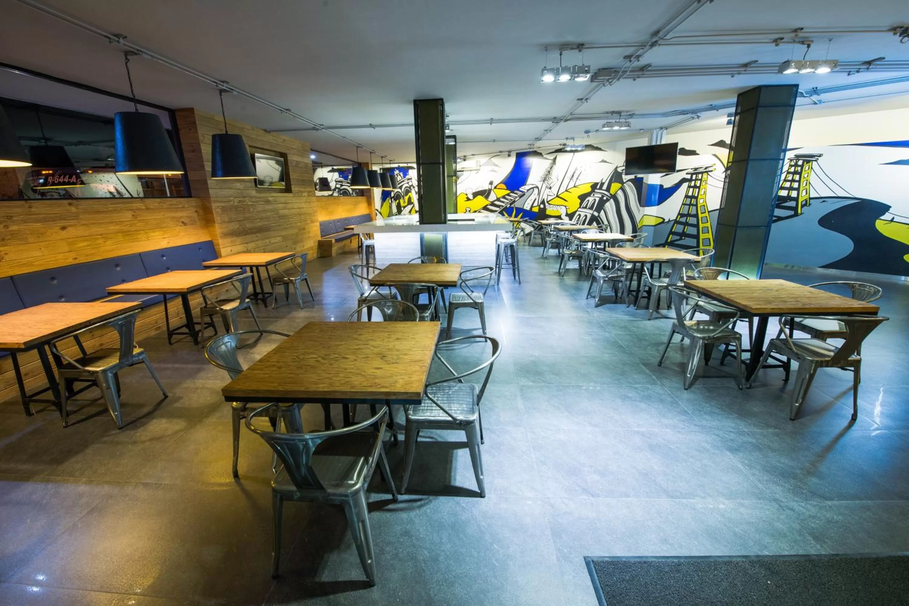 Restaurant/places to eat in Hotel Perla Central