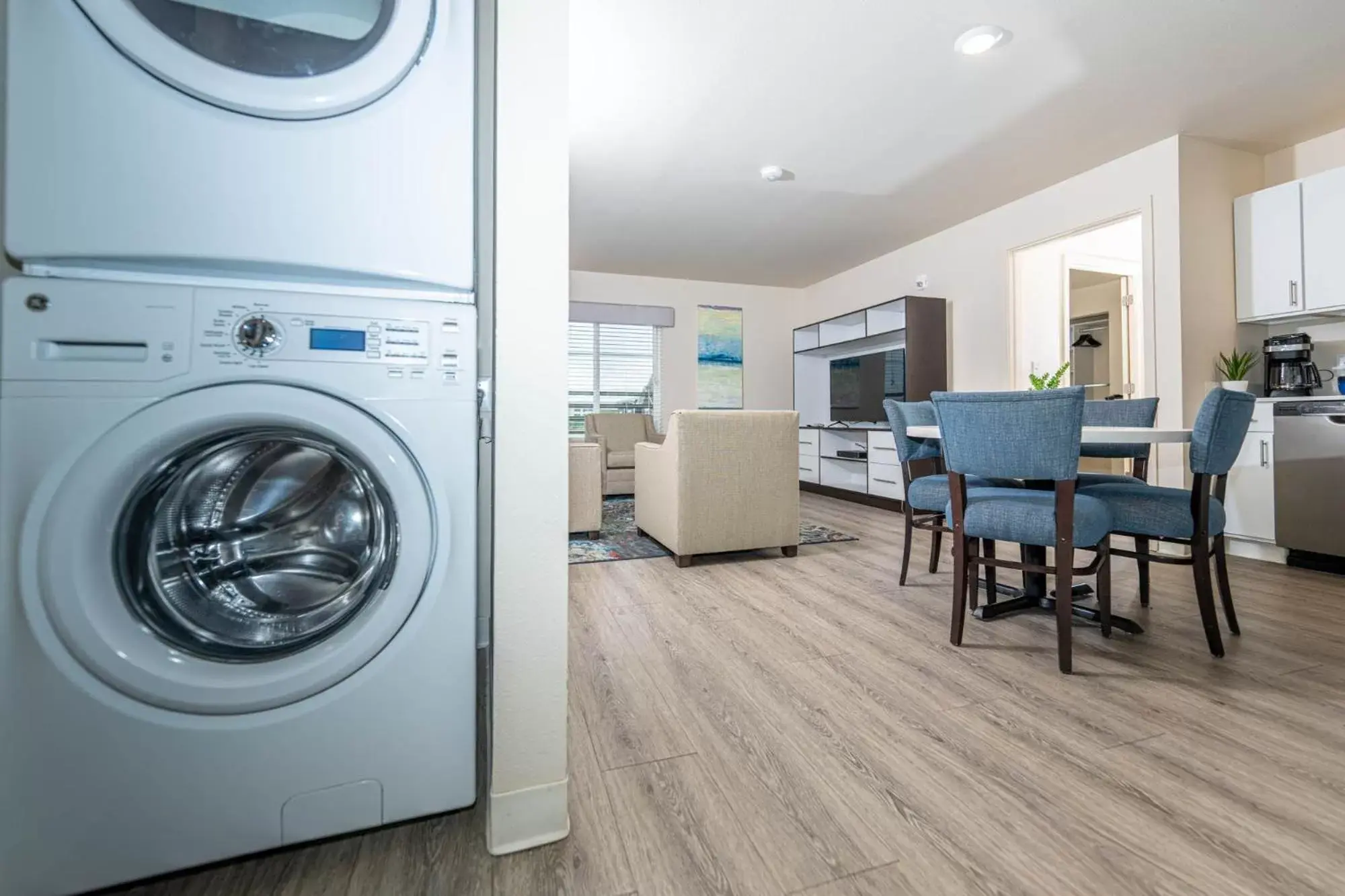 Dining area, Kitchen/Kitchenette in Soka Suites Dallas - Las Colinas