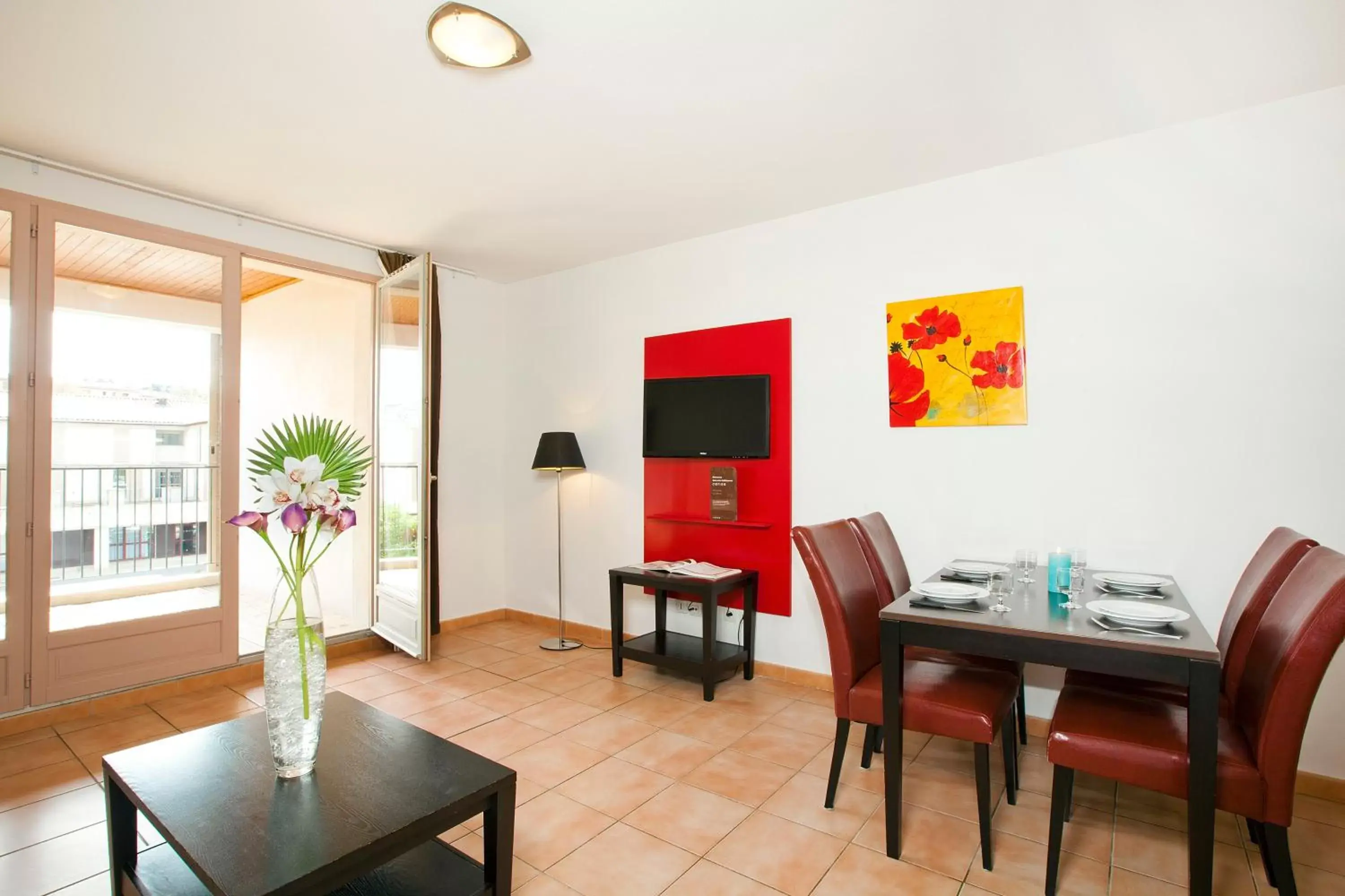 Seating area, Dining Area in Cerise Carcassonne Sud