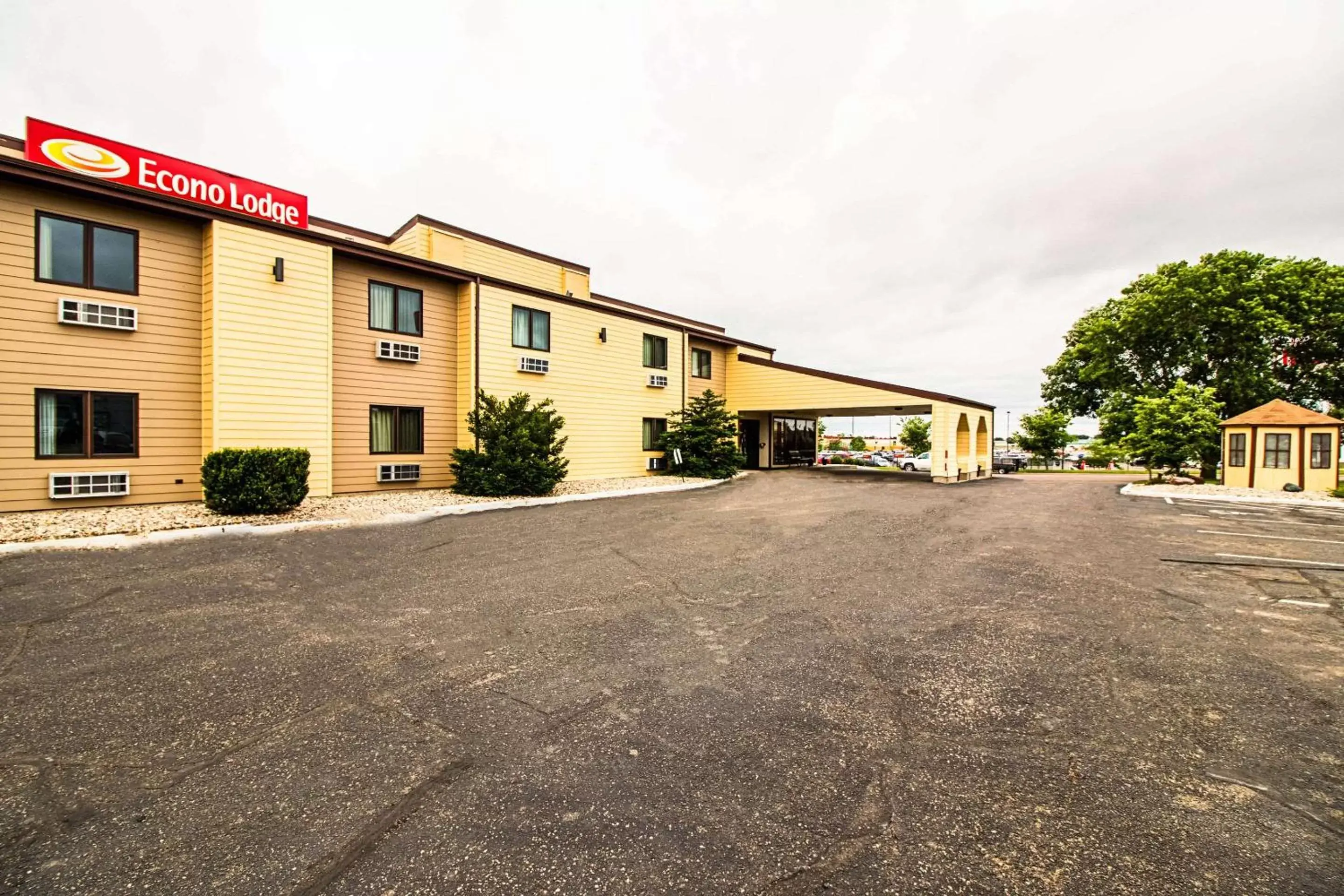 Property Building in Econo Lodge Watertown
