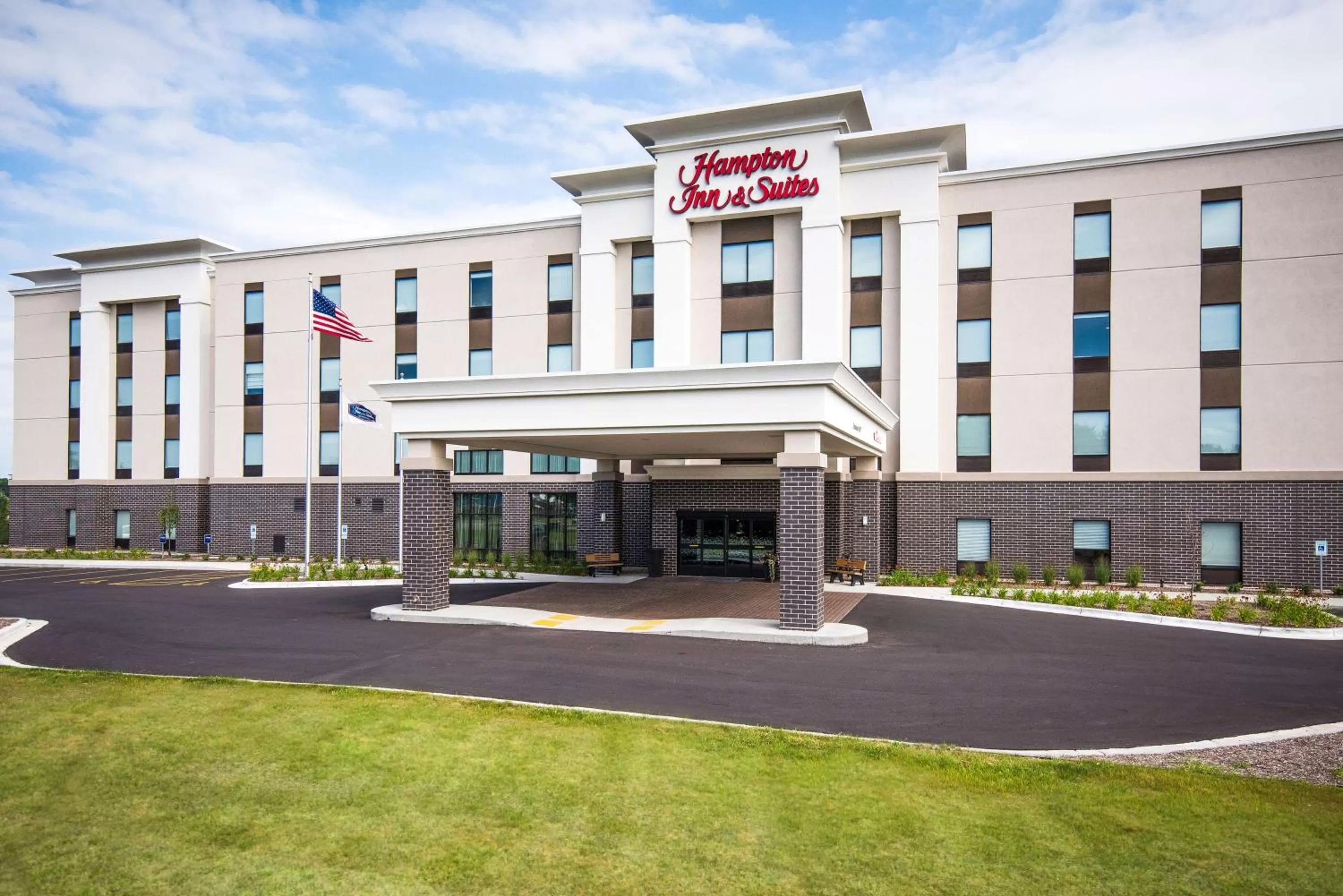 Property building in Hampton Inn and Suites at Wisconsin Dells Lake Delton