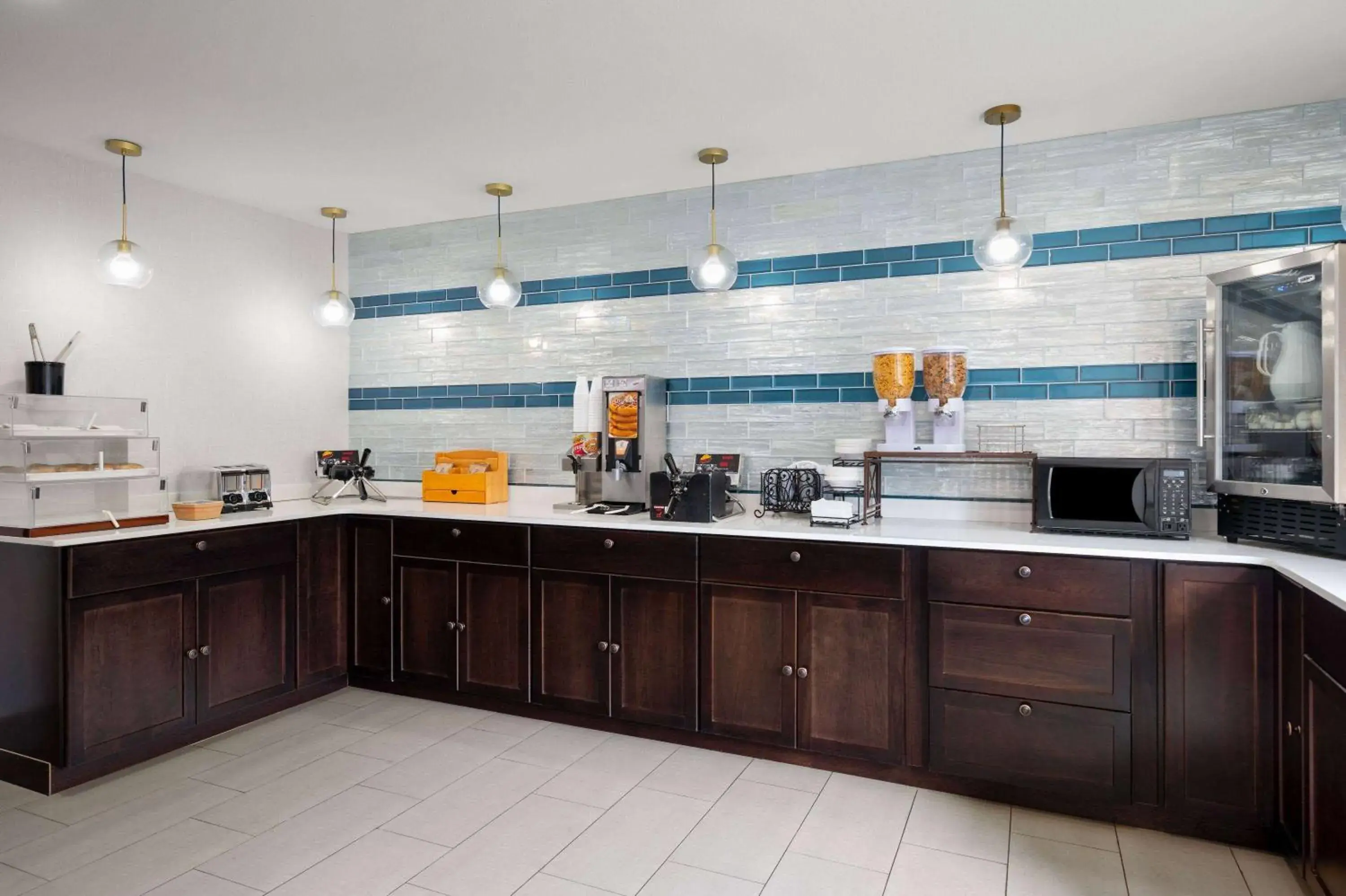 Breakfast, Kitchen/Kitchenette in La Quinta Inn by Wyndham Indianapolis Airport Executive Dr