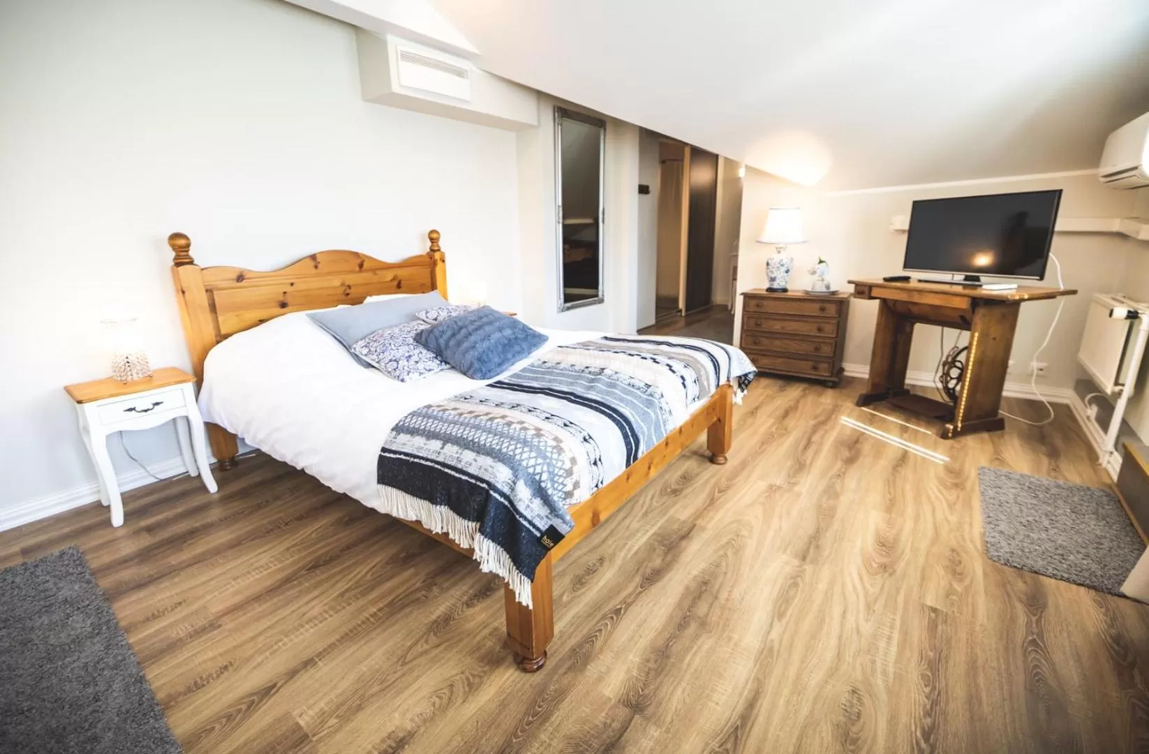 Bed in Cafe-Restaurant & Hotel Saima