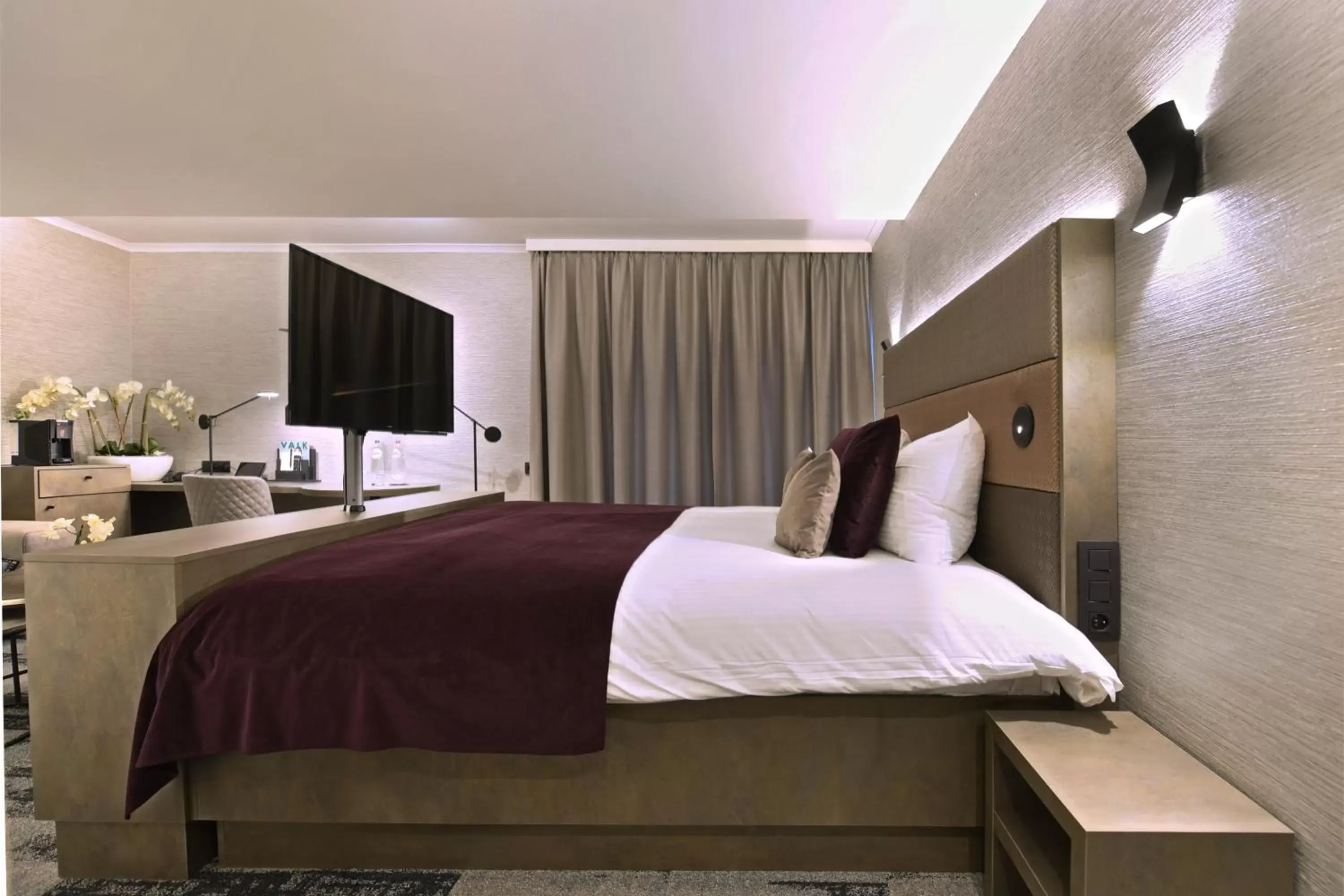 Bed in Hotel Charleroi Airport - Van Der Valk