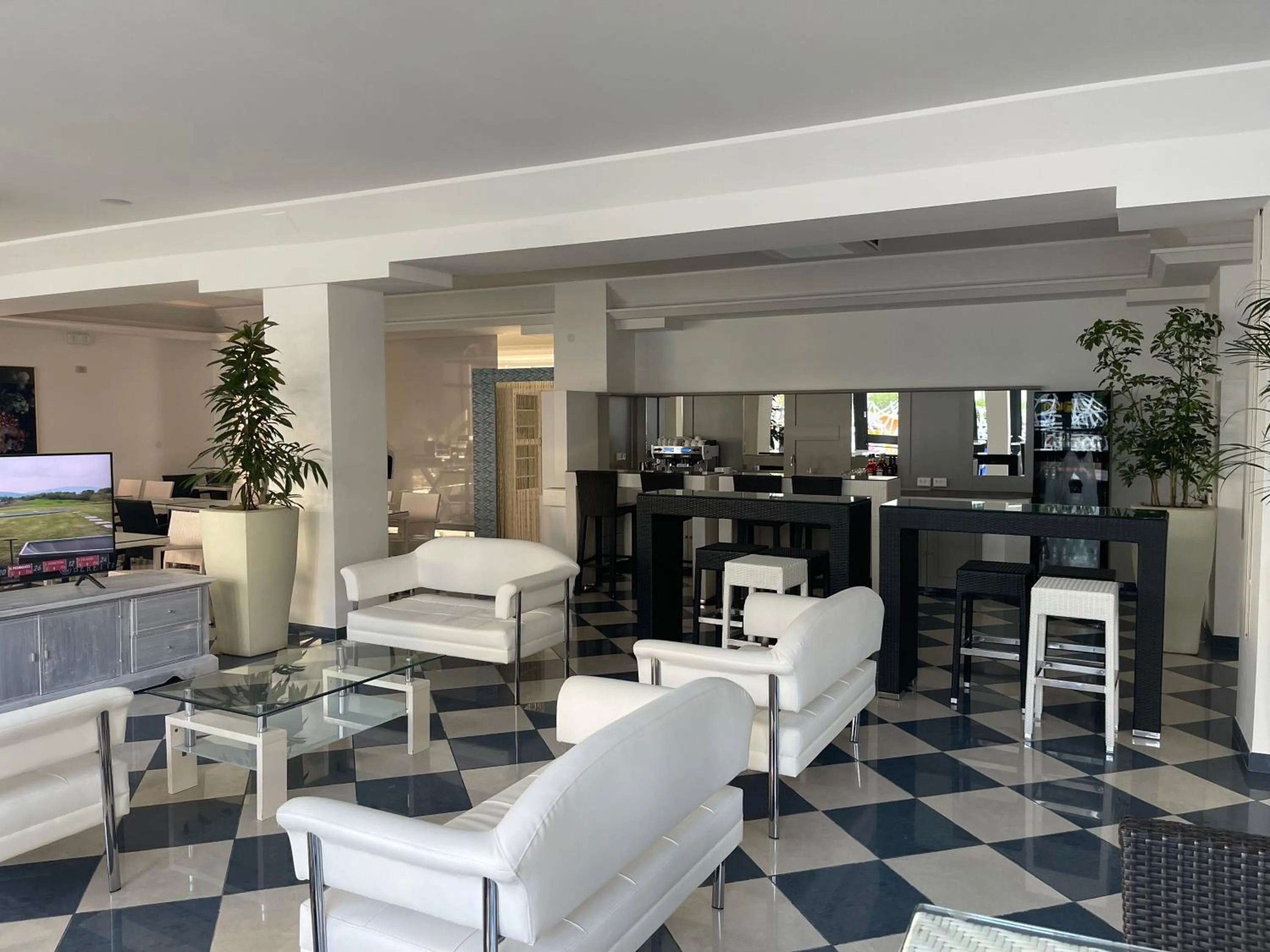 Restaurant/places to eat in Hotel Athena