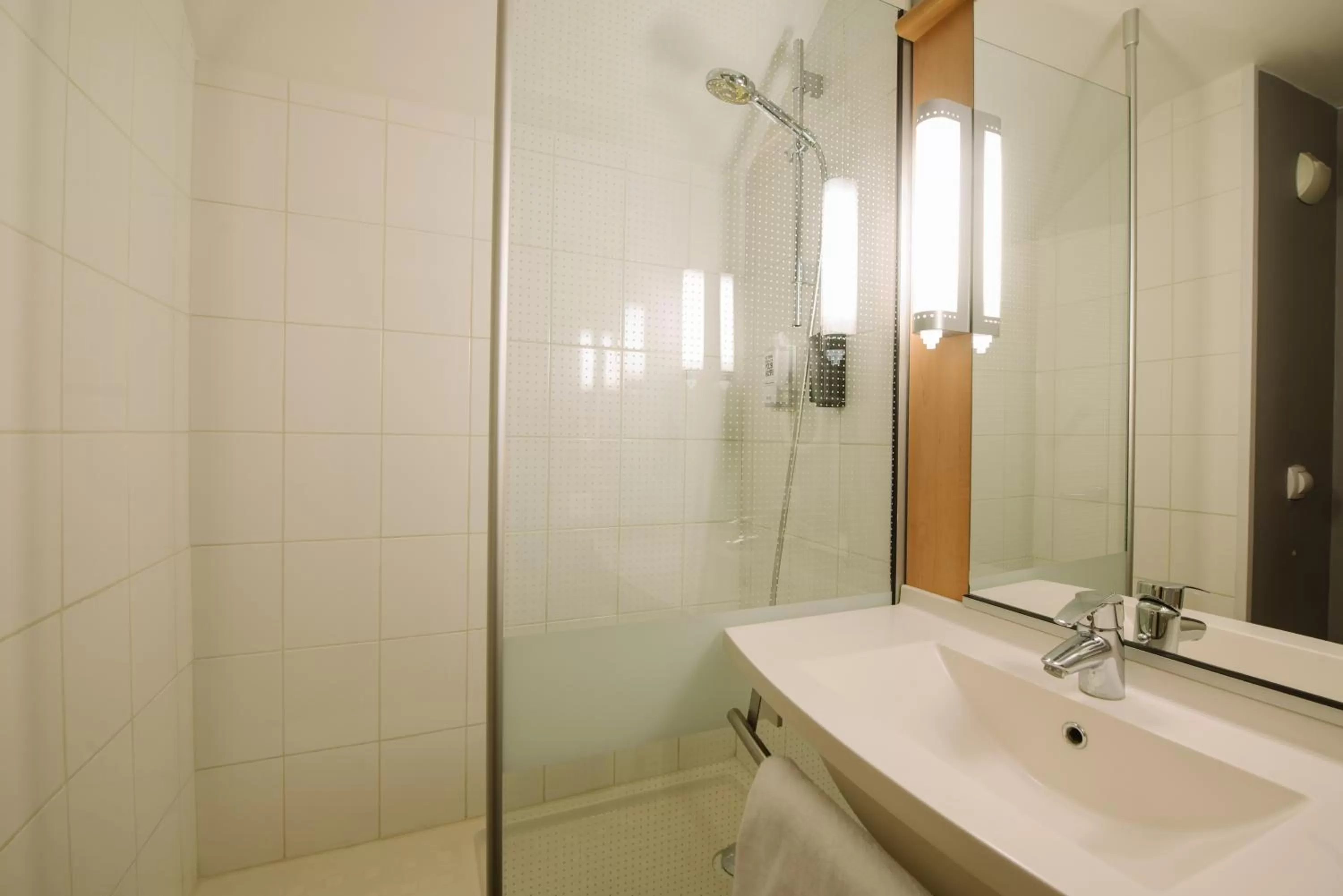 Bathroom in ibis Avignon Centre Gare