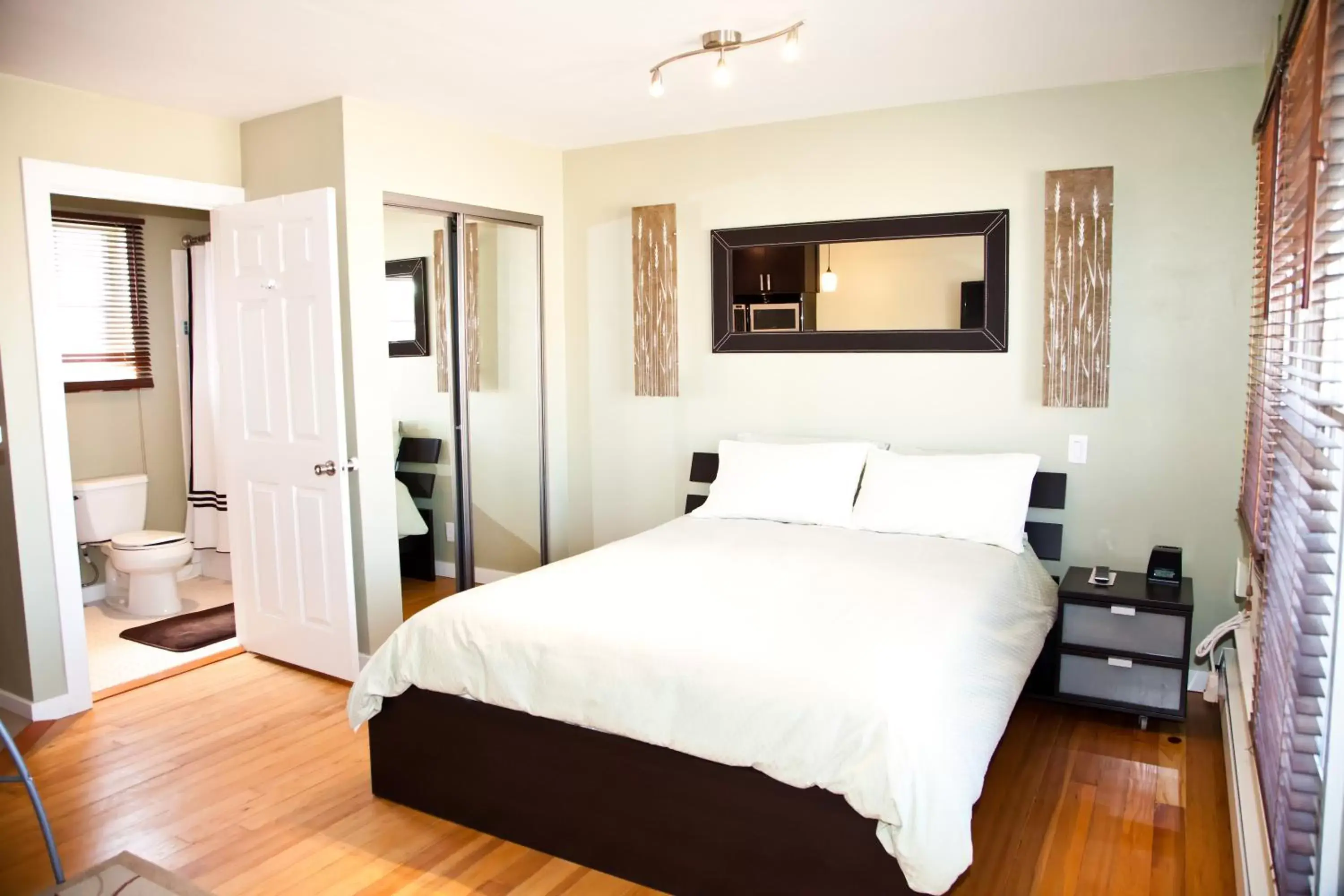 Bedroom, Bed in The Flagstone Boutique Inn & Suites