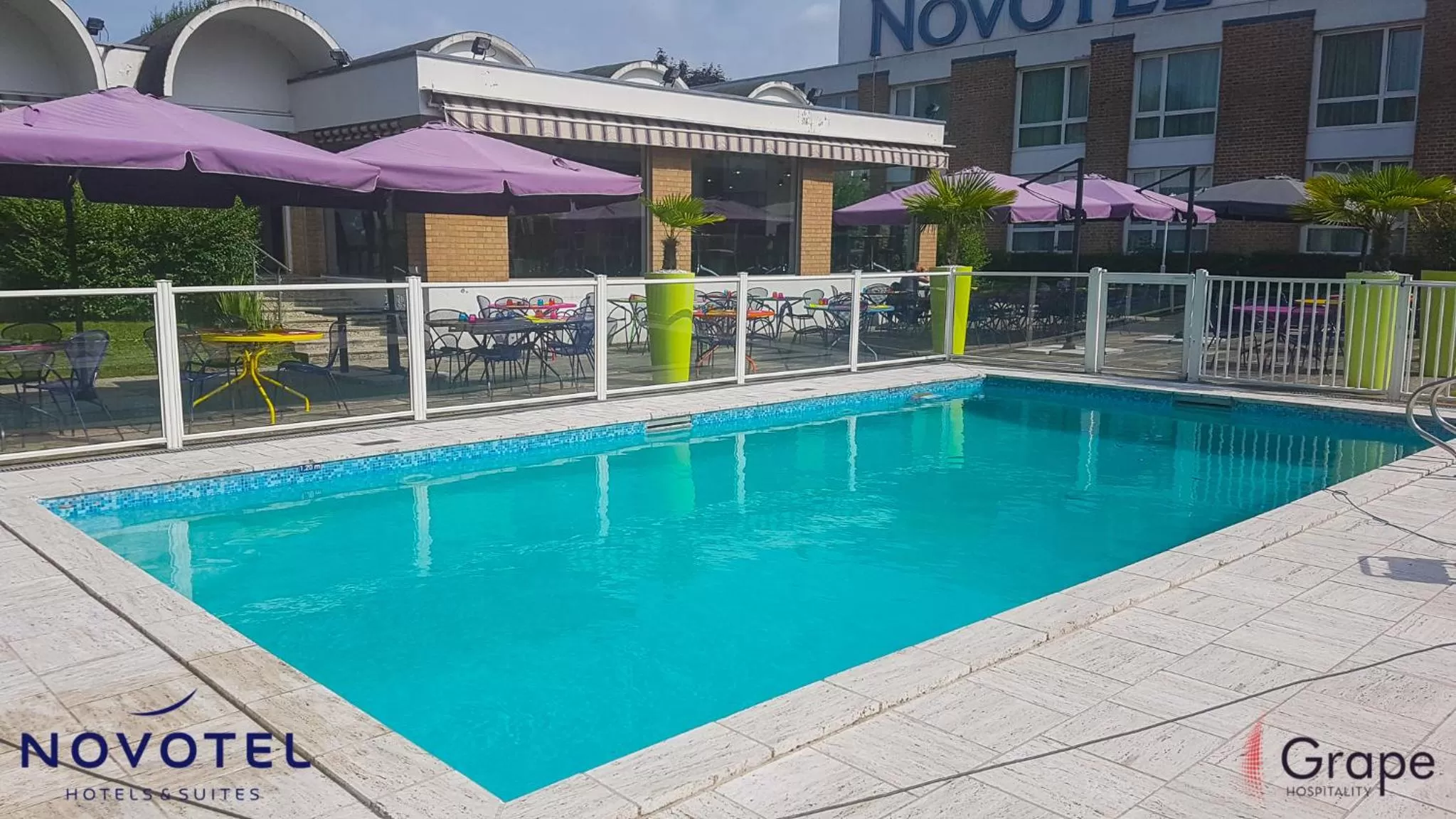Swimming pool in Hôtel Novotel Valenciennes