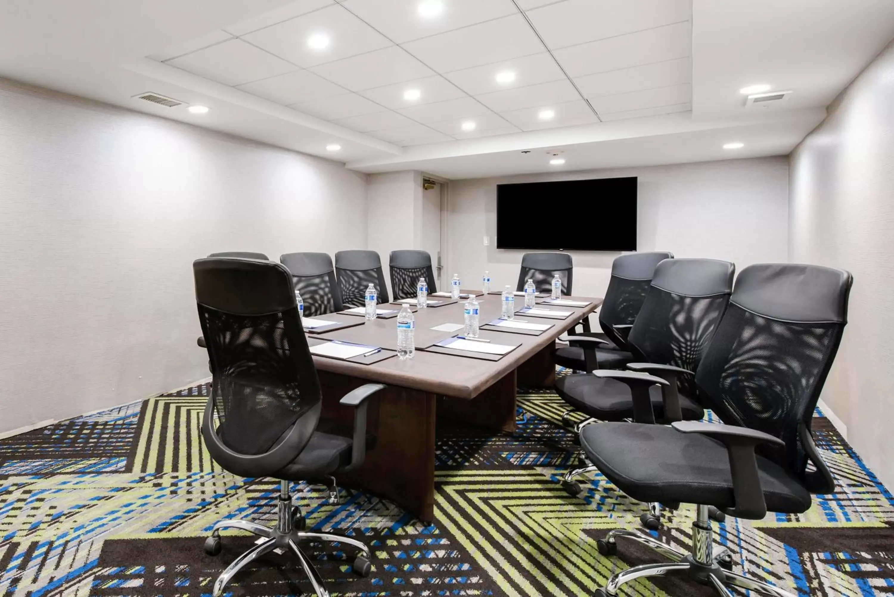 Meeting/conference room in Holiday Inn Express Naperville, an IHG Hotel