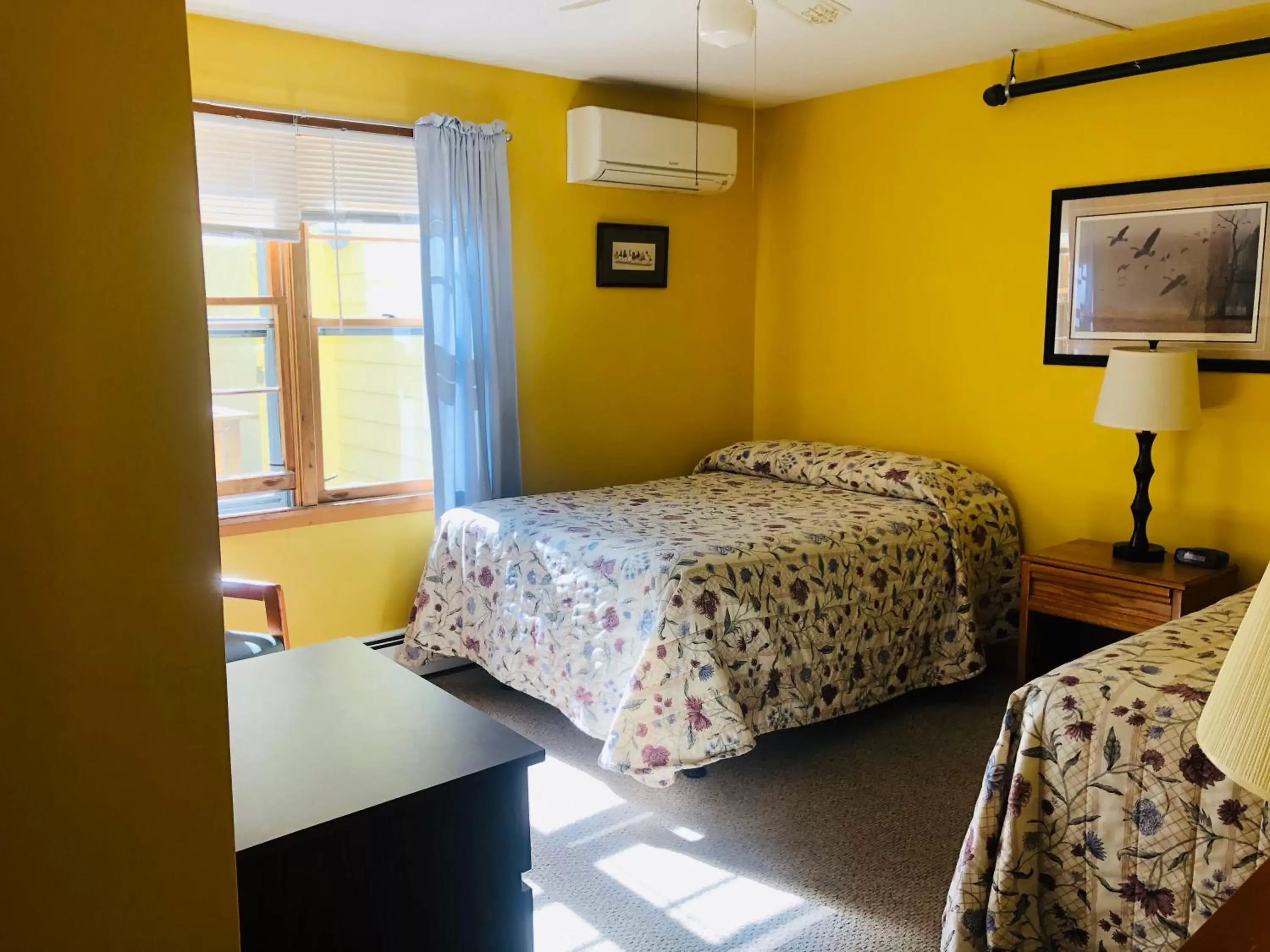 Photo of the whole room, Bed in Gray Ghost Inn