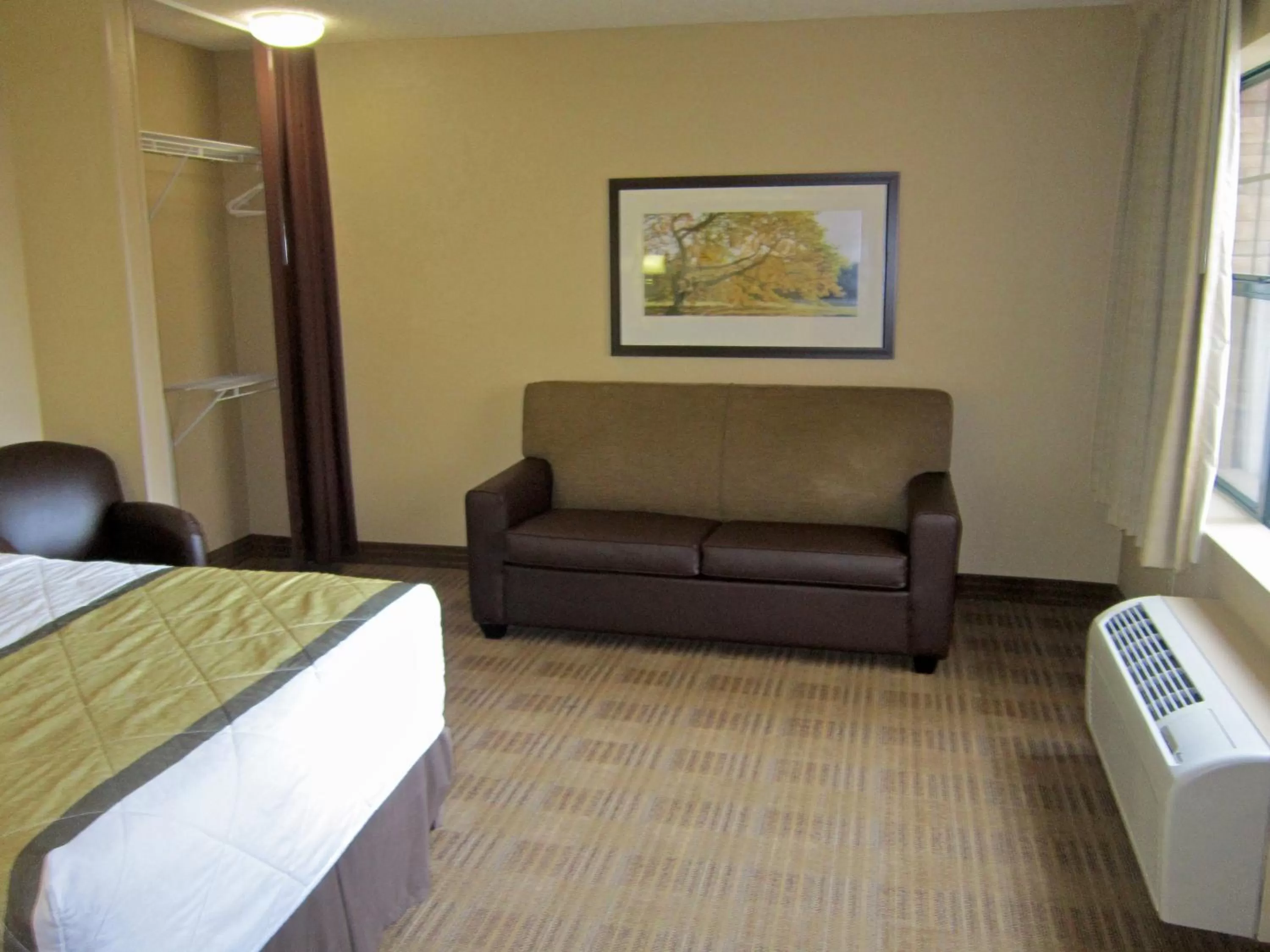 Seating area, Bed in Extended Stay America Suites - Raleigh - Midtown