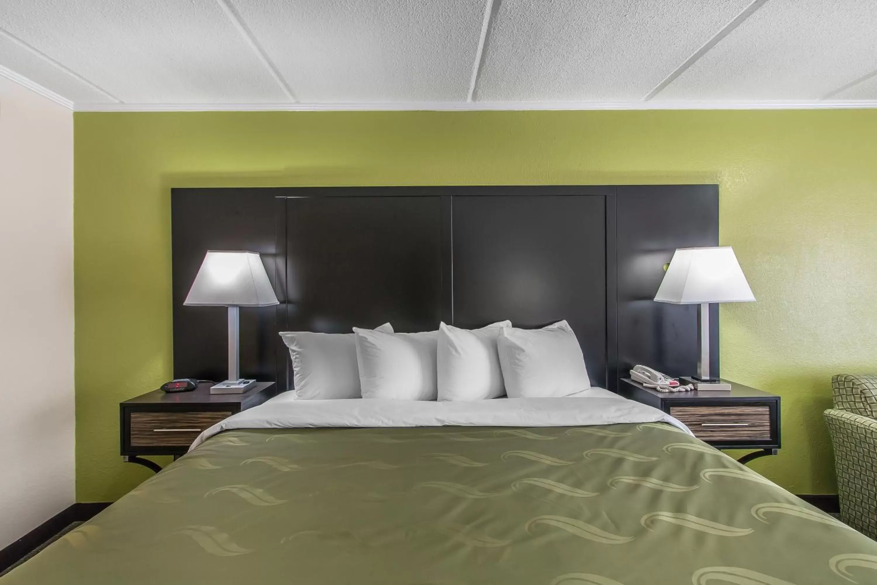 Bed in Quality Inn Hinesville - Fort Stewart Area, Kitchenette Rooms - Pool - Guest Laundry