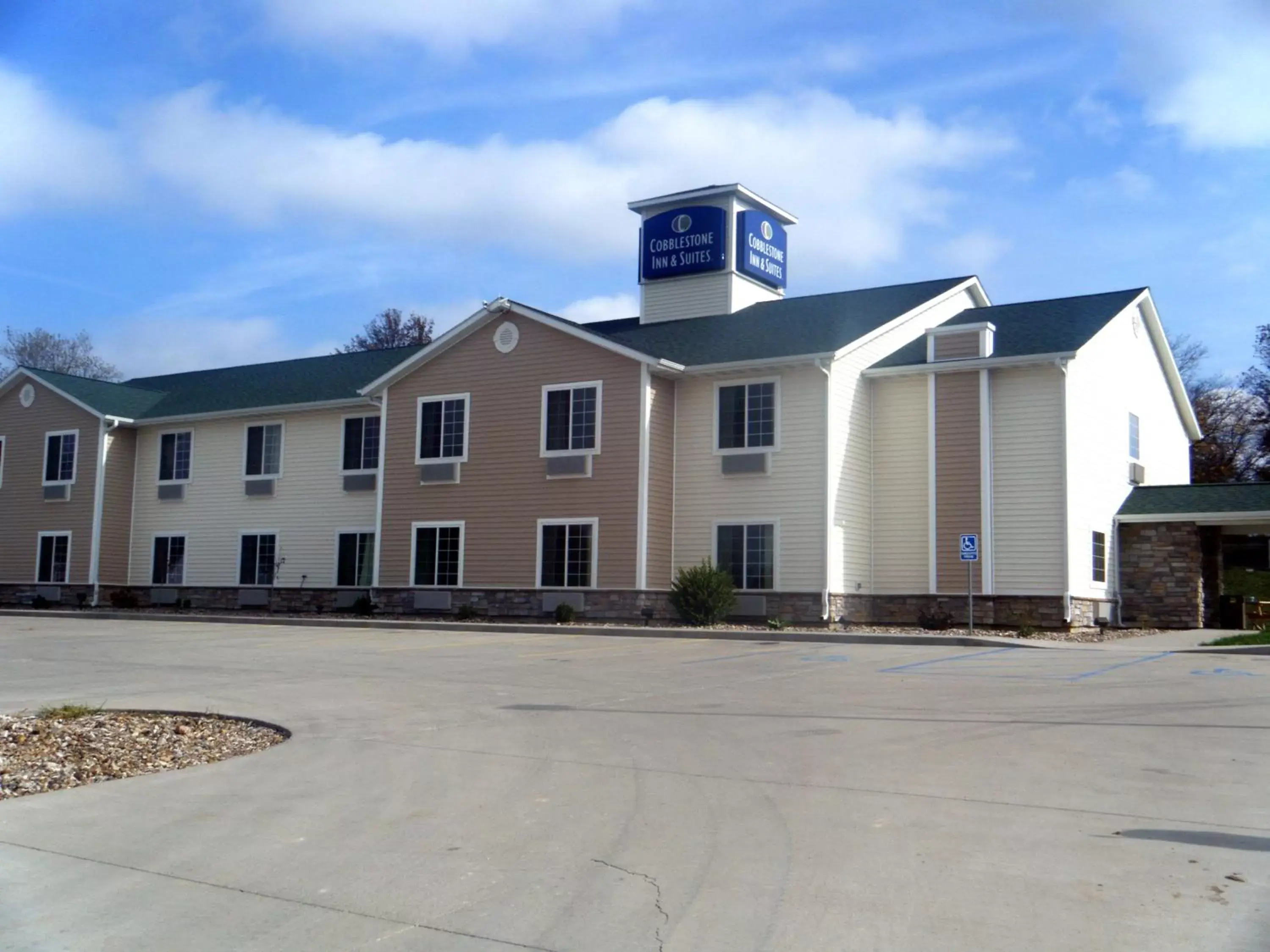 Facade/entrance, Property Building in Cobblestone Inn & Suites - Bloomfield