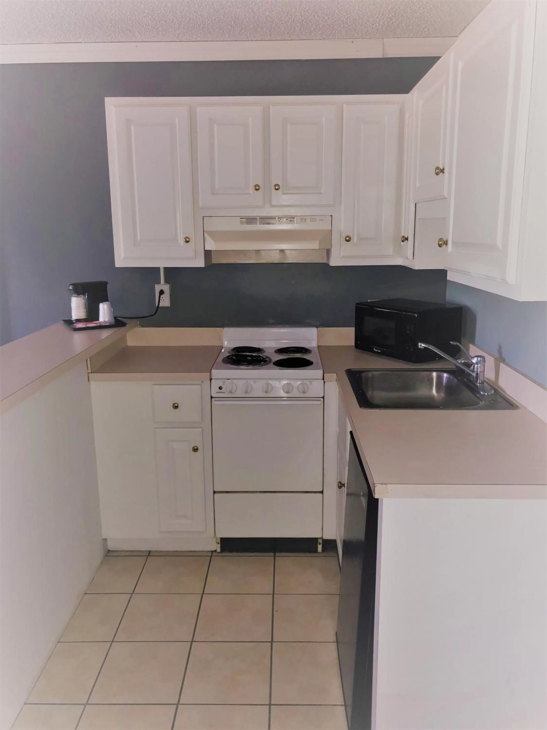 Kitchen or kitchenette, Kitchen/Kitchenette in SureStay Hotel by Best Western Conway