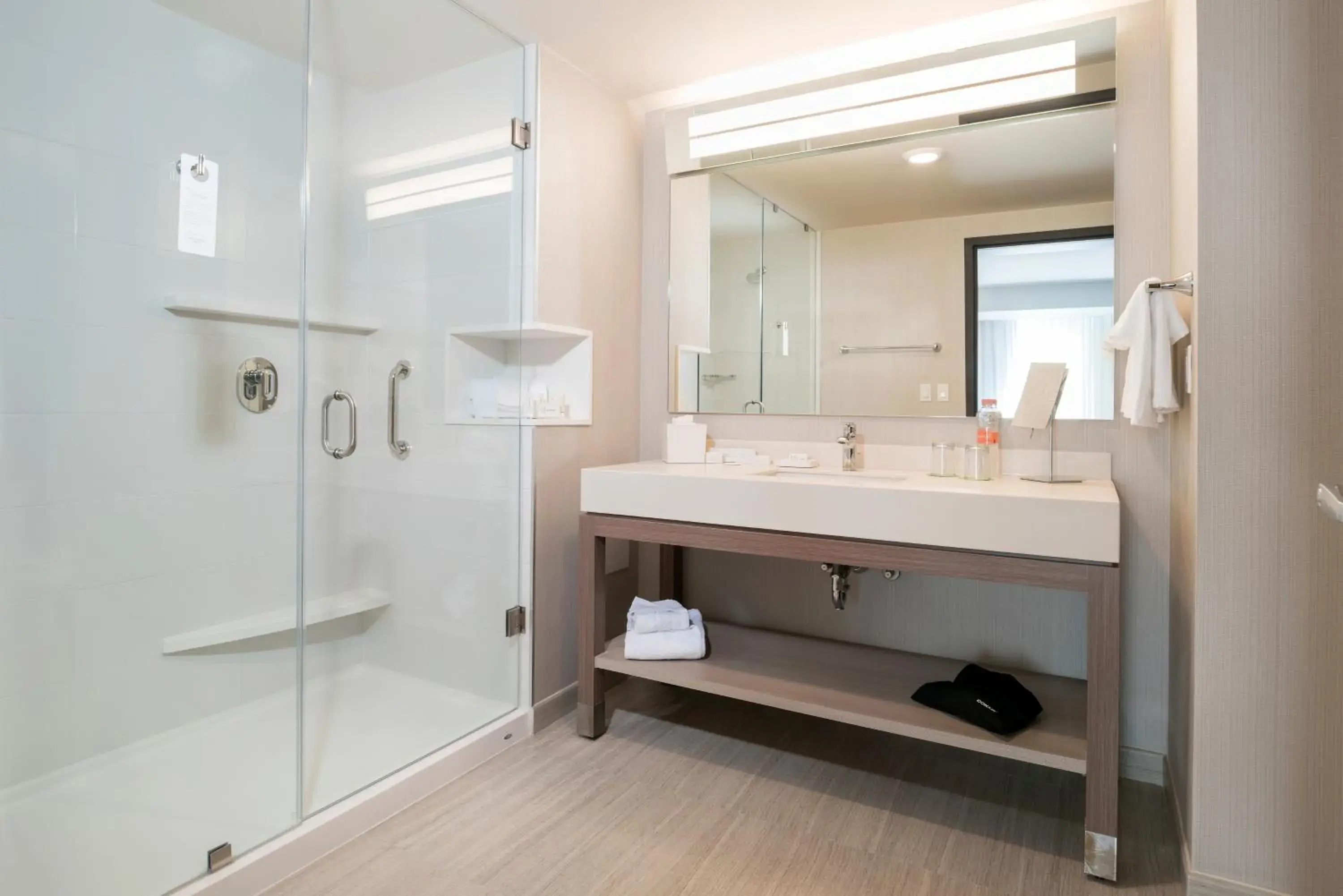 Shower, Bathroom in Courtyard by Marriott Ciudad Juarez