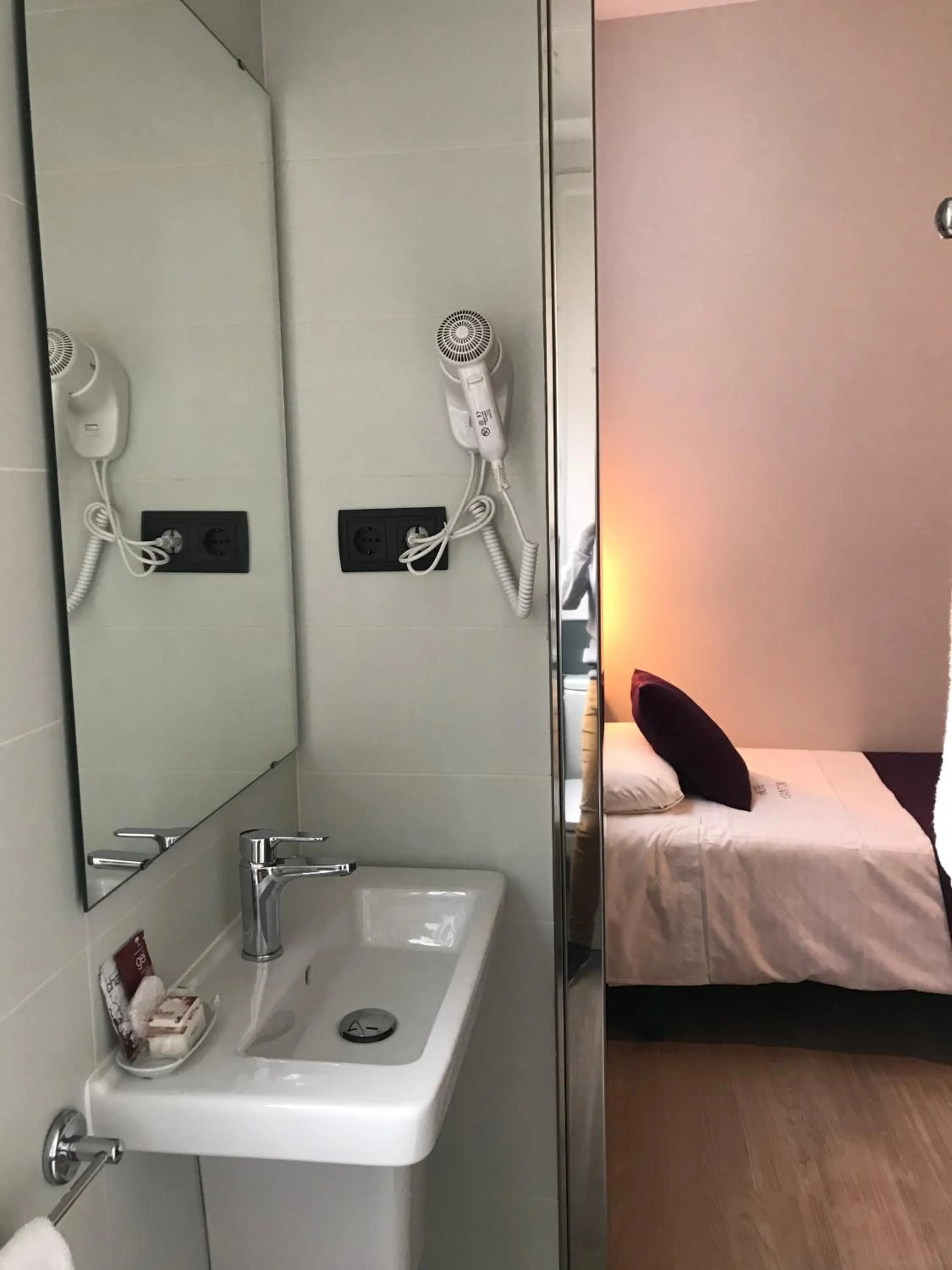 Bathroom, Bed in Hotel Cantón