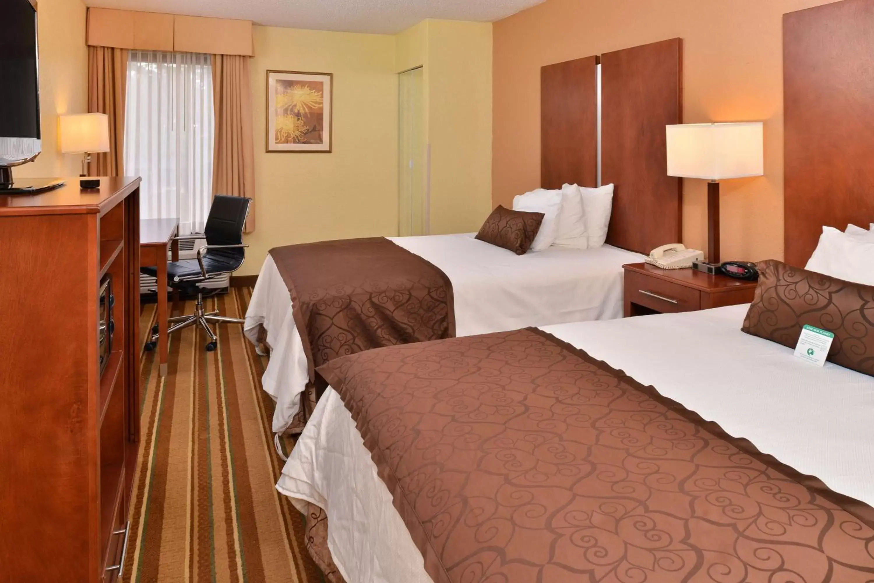 Photo of the whole room, Bed in Best Western Plus Richmond