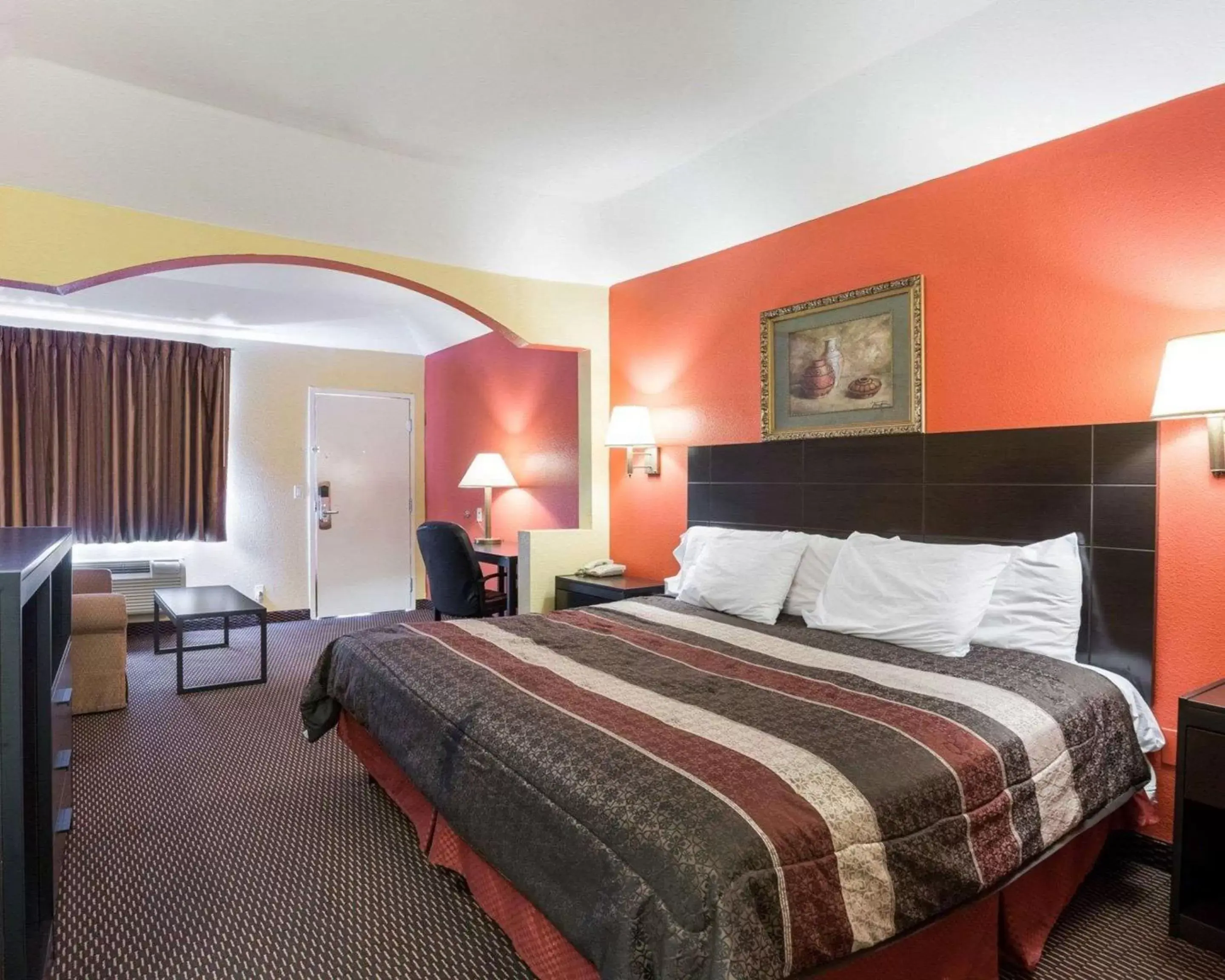 Photo of the whole room, Bed in Rodeway Inn & Suites Humble